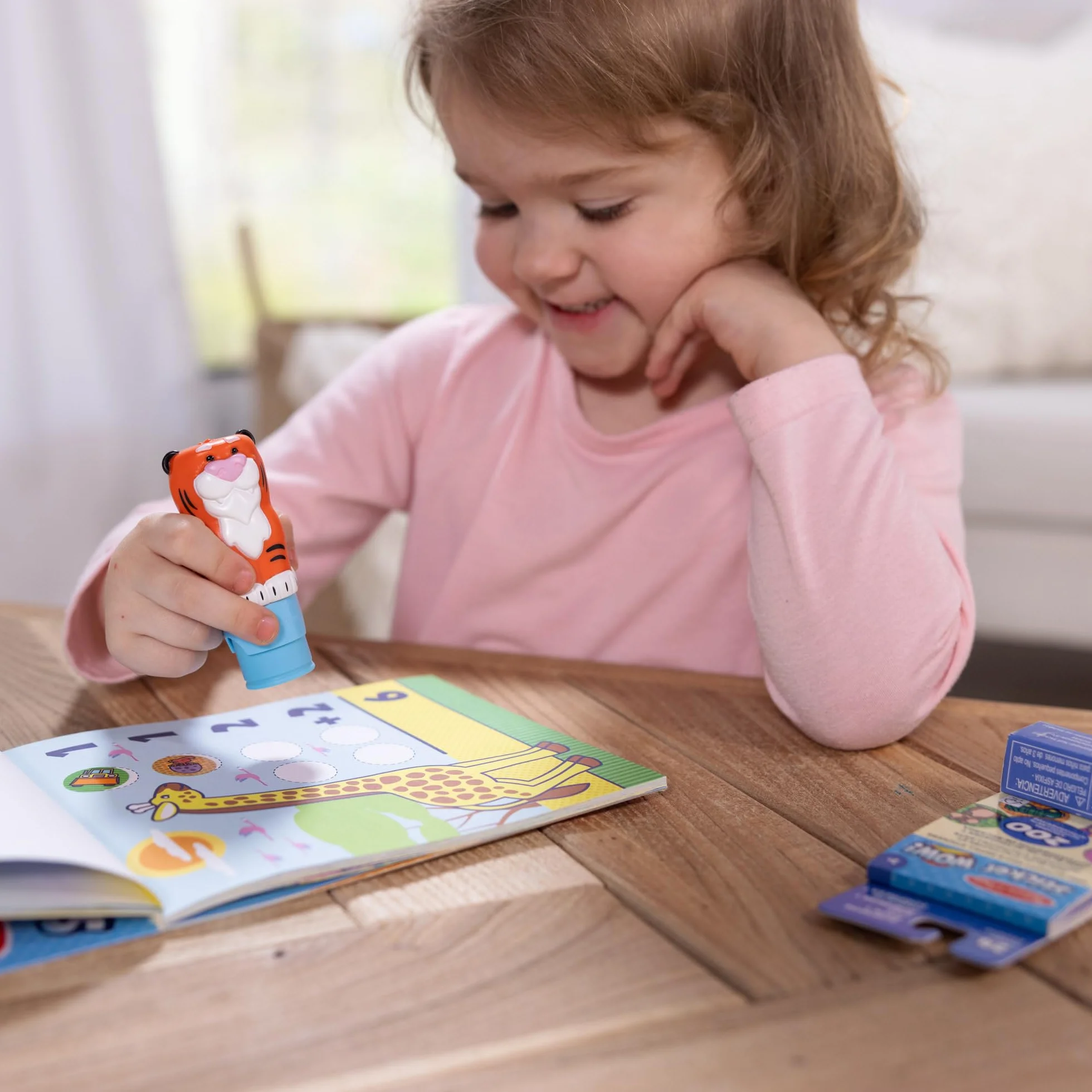 Melissa & Doug Naklejka Wow! Tygrys Bundle: 24-stronicowa podkładka aktywności, stempel naklejki, 500 naklejek, sztuka i rzemiosło Fidget Toy kolekcjonerska postać