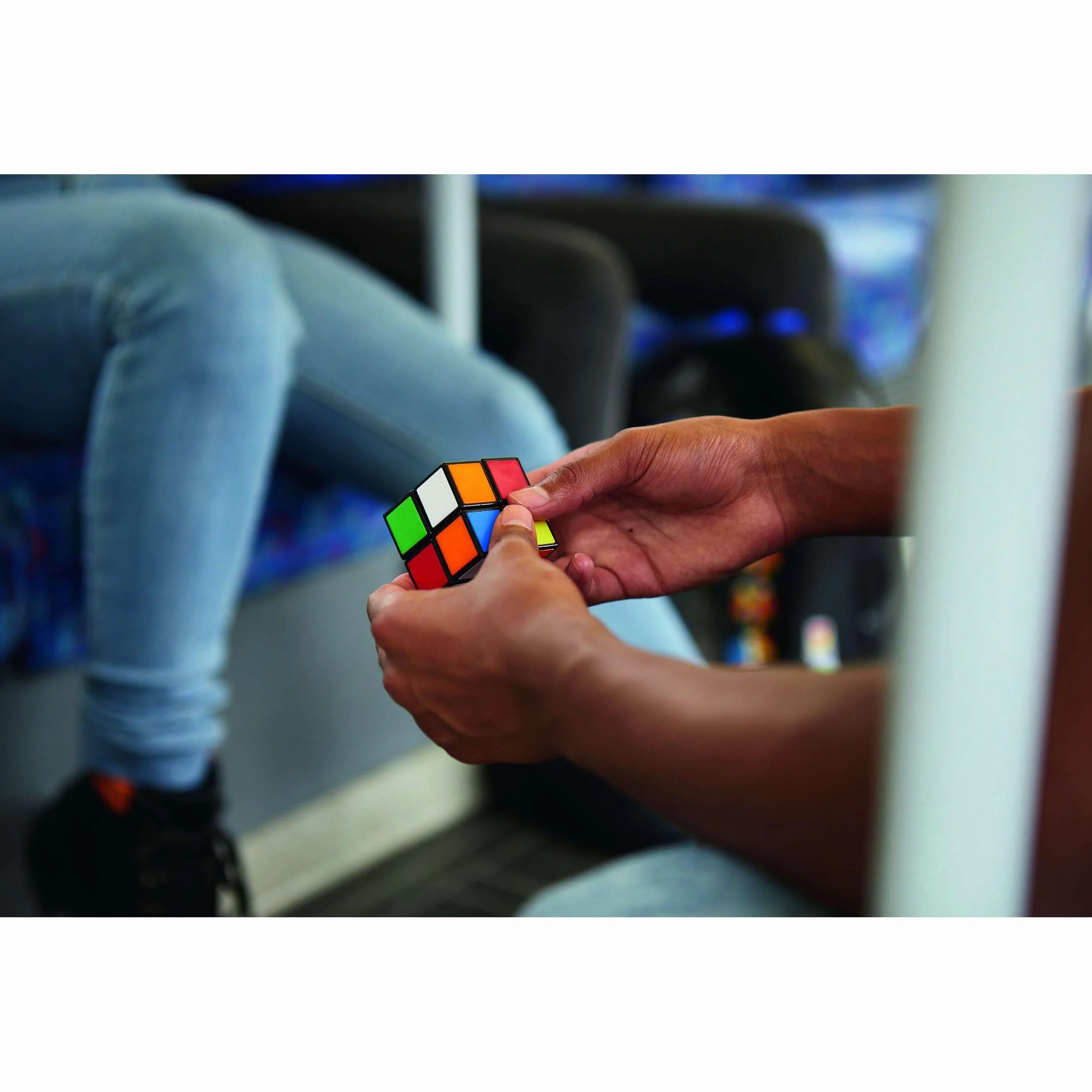ThinkFun - 76393 - Rubik's Mini, der Einstieg in die Welt des original Rubik's Cubes. Kompakter 2x2 Würfel und damit ein perfektes Geduldsspiel für unterwegs.: Der “kleine Bruder” des seit 40 Jahren beliebten Rubik’s Cubes.