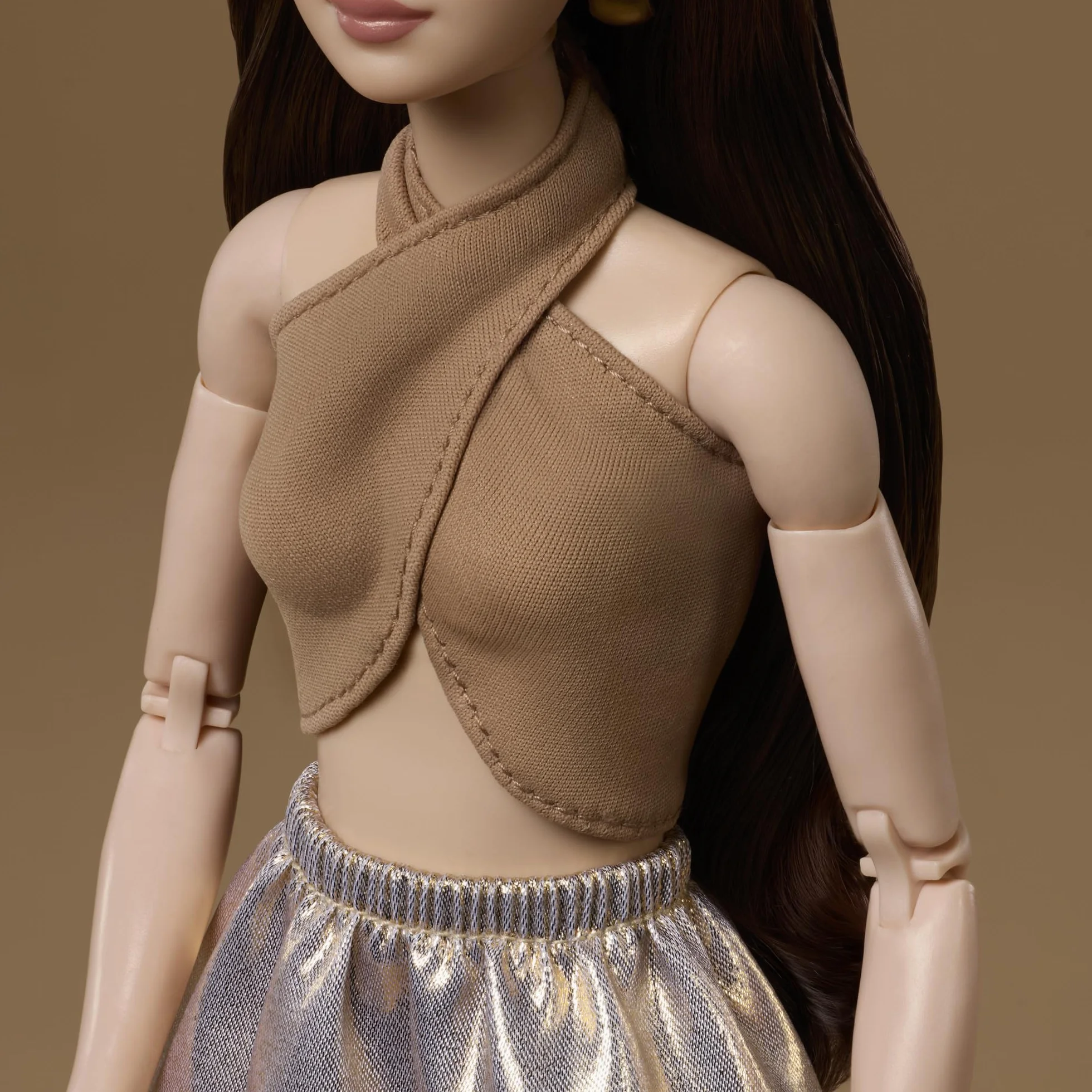 Barbie Basics Model 06 z brązowymi włosami, błyszczącą złotą spódniczką i topem, uniwersalnymi ubraniami, ruchomym ciałem, JJX25