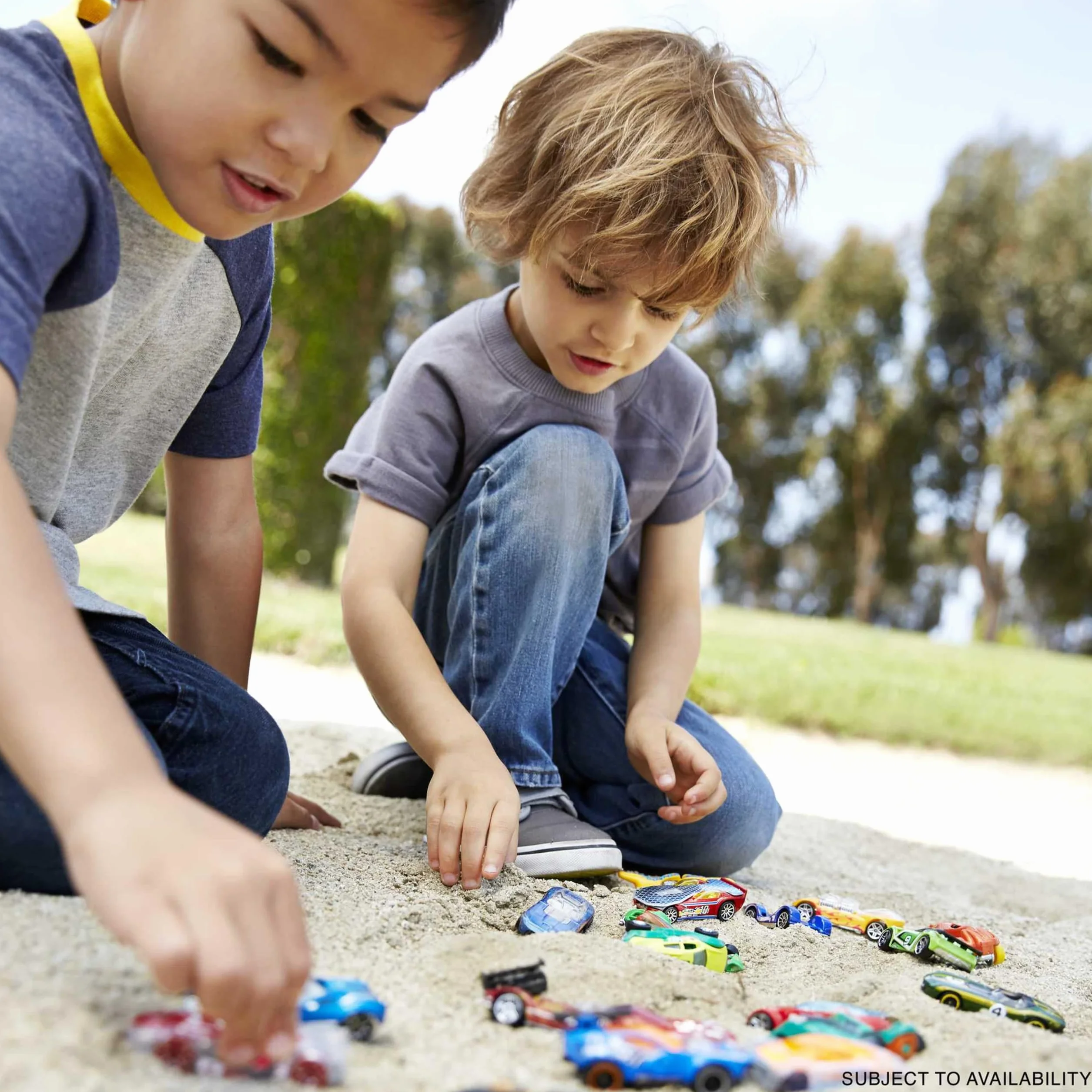 Hot Wheels - Zestaw 10 zabawkowych ciężarówek i samochodów w skali 1:64 dla dzieci i kolekcjonerów, style mogą się różnić, 54886