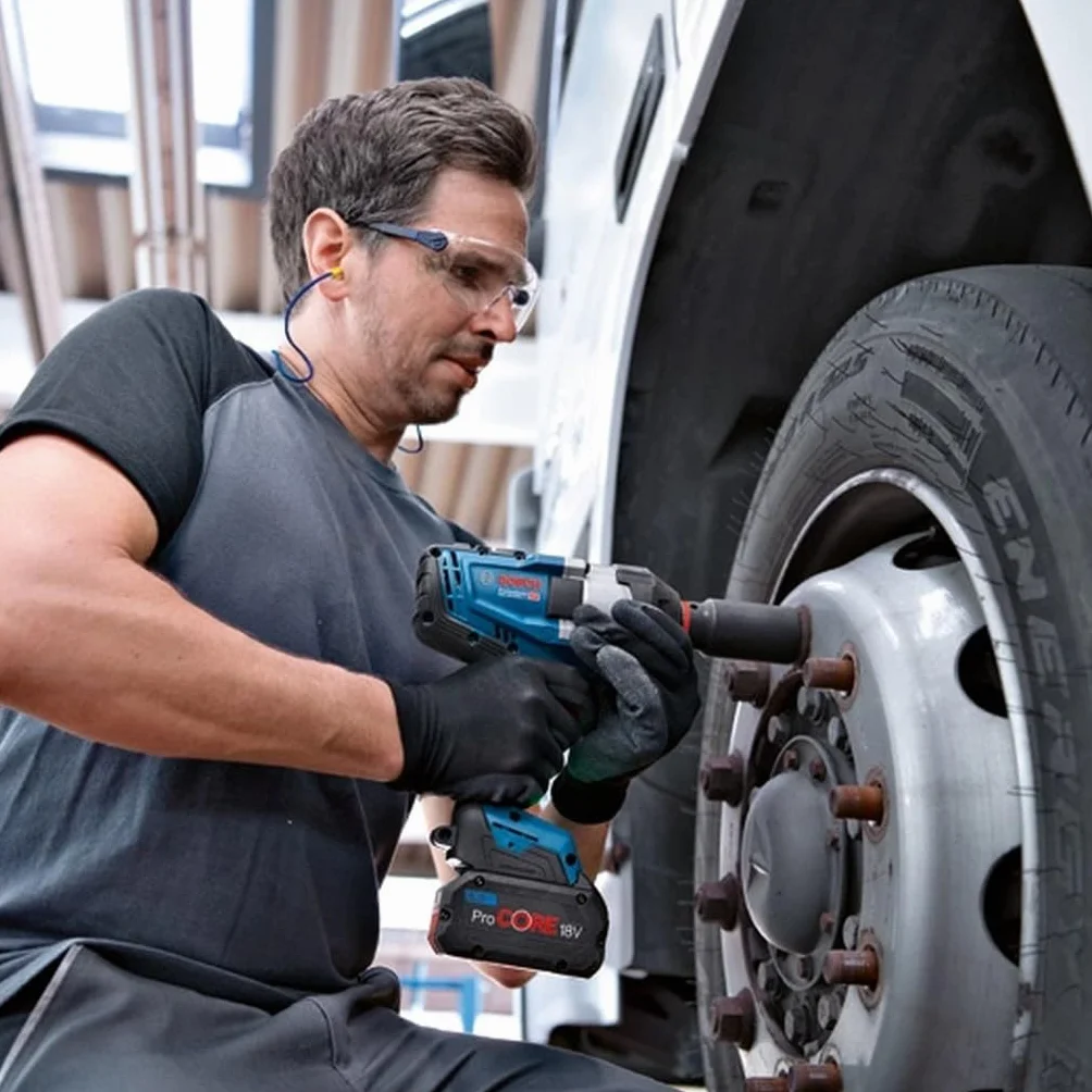 Bosch Professional system 18V: akumulatorowy klucz udarowy BITURBO GDS 18V-1000 (maksymalny moment obrotowy 1 000 Nm, moment zrywający 1 600 Nm)