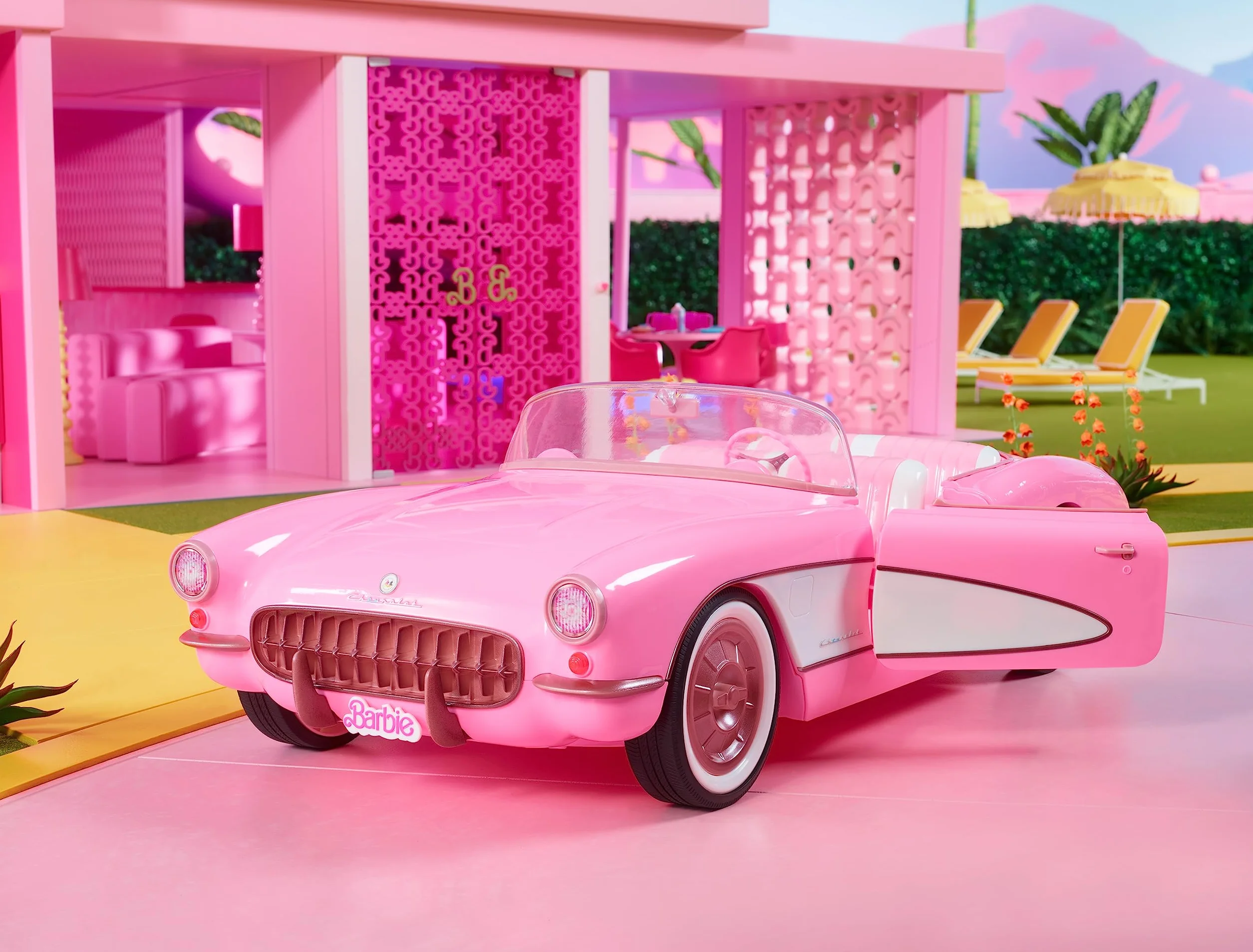 Barbie Filmowy kabriolet Deluxe Różowe auto Corvette inspirowane filmem „Barbie”, z białymi oponami i miejscem do przechowywania w bagażniku HPK02