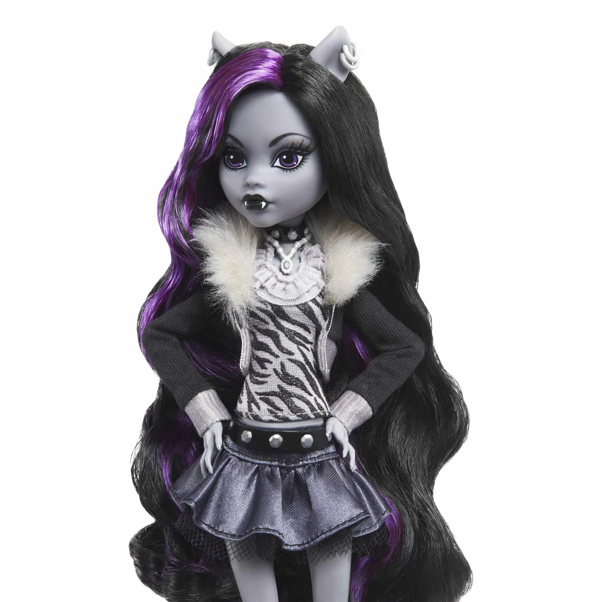 Monster High Reel Drama Straszny Seans Clawdeen Wolf Lalka kolekcjonerska w czarno-białym stroju z motywem filmowym oraz miniplakatem i dużym plakatem, zabawka i prezent dla dzieci, HKN28