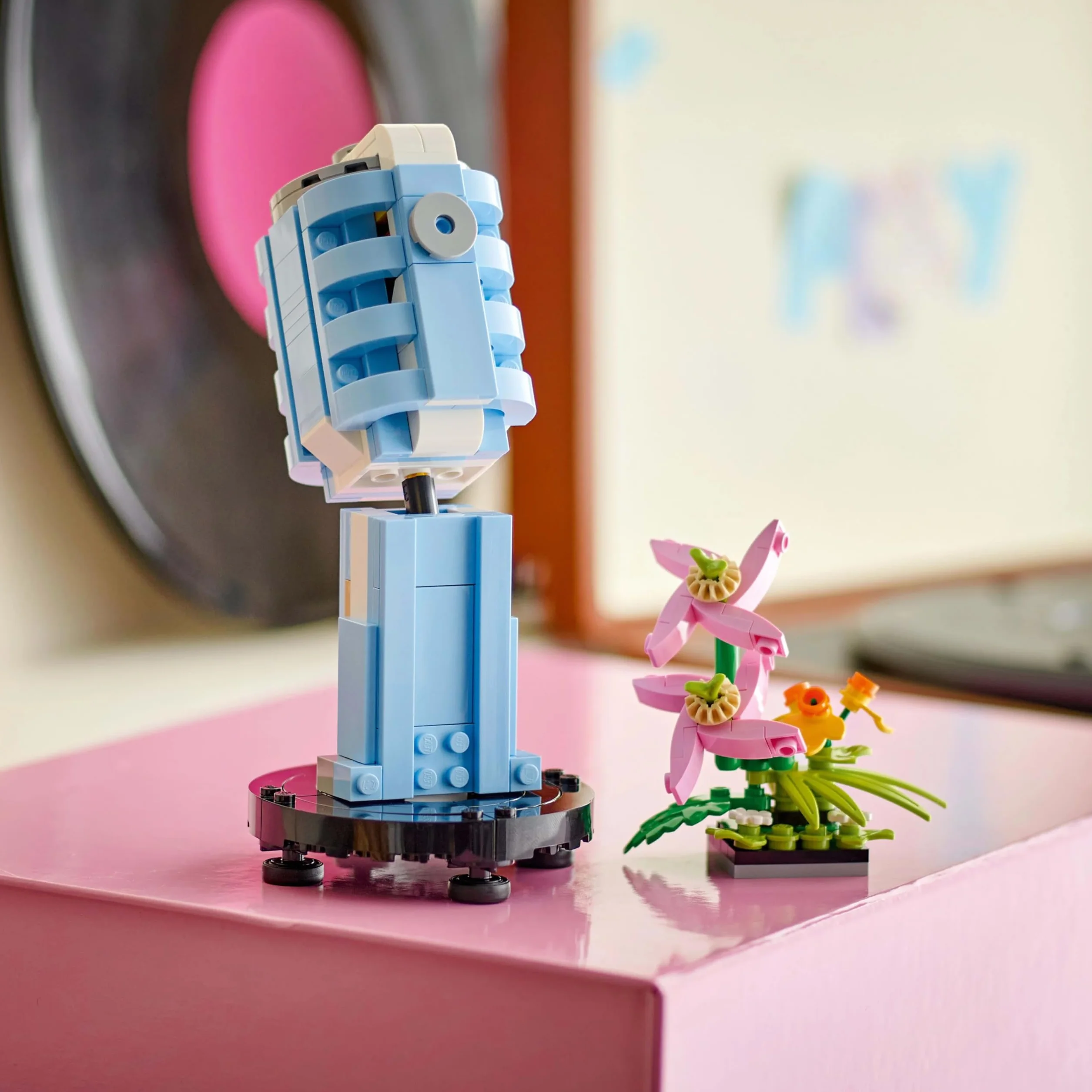 LEGO Creator 3 w 1 Gramofon z kwiatami, zabawka dla dziecka do przebudowania na radio lub mikrofon, zestaw kreatywny, pomysł na prezent muzyczny w stylu retro dla 8-latki, dziewczynki i chłopca 31172