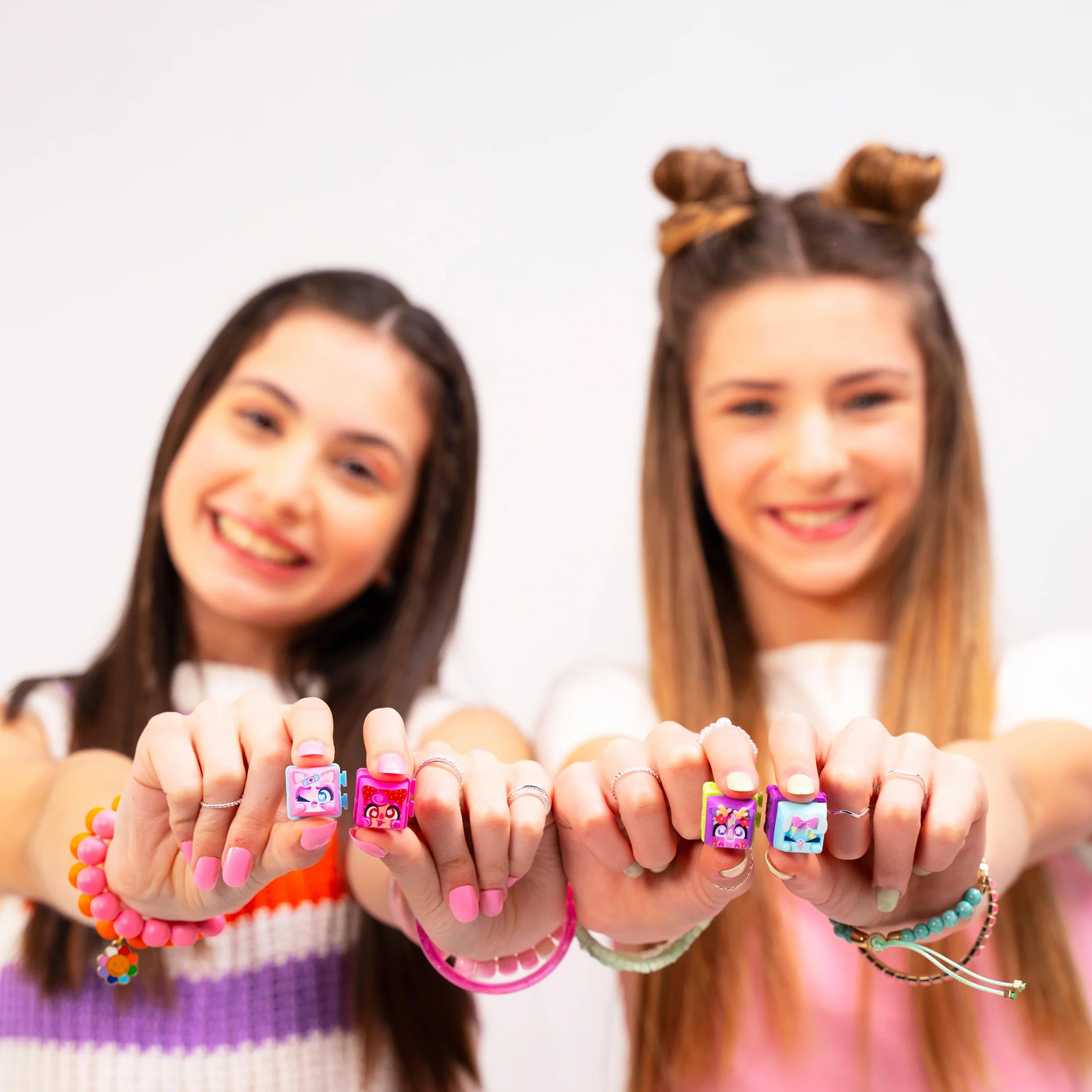 Clickeez: Clickee Cube | Zawiera 7 przedmiotów kolekcjonerskich z klawiaturą do kliknięcia! | 70 znaków do znalezienia, urocze motywy i rzadkie niespodzianki | Prezenty dla dziewcząt i przedmioty