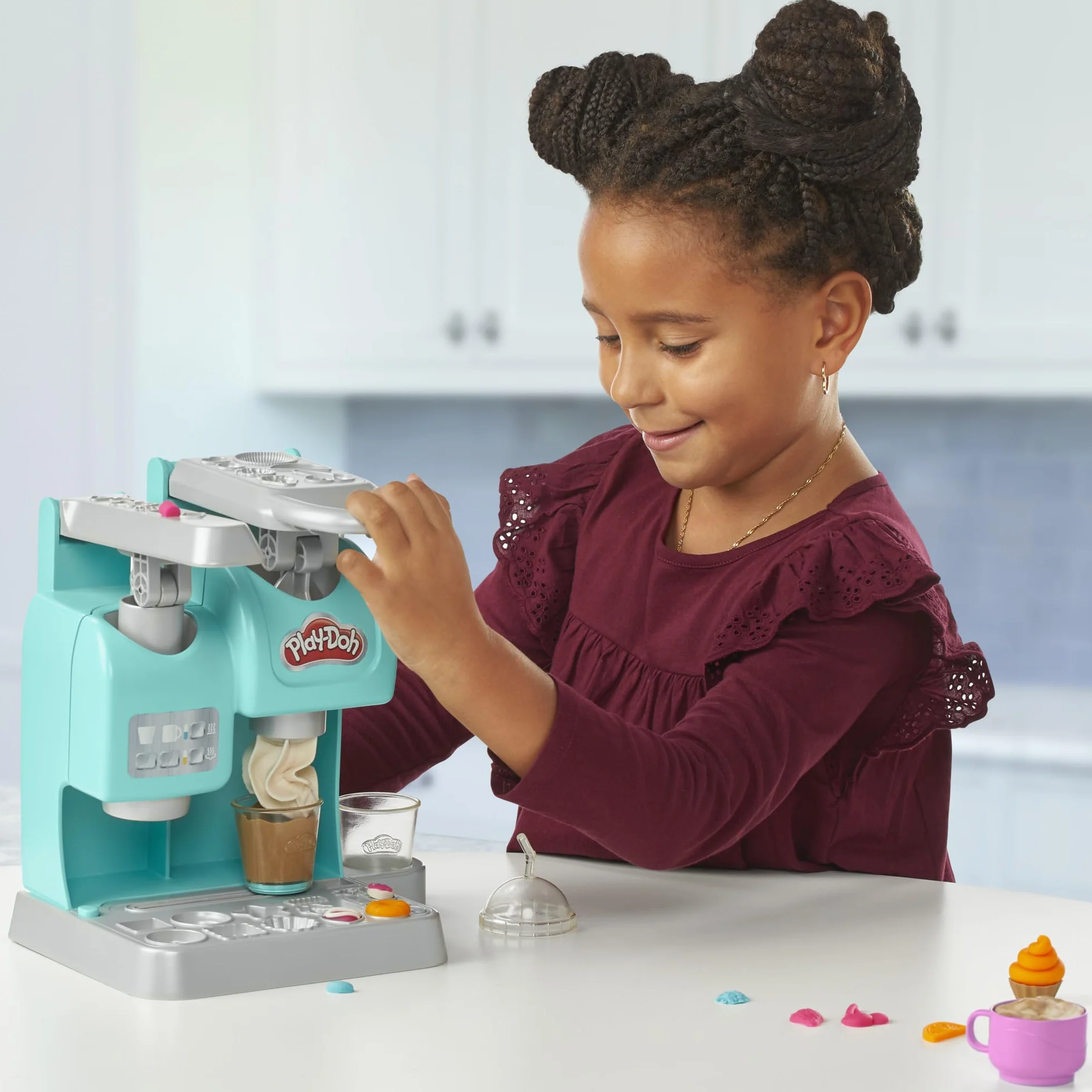 Play-Doh Kitchen Creations Superkolorowa kawiarnia | Zabawka dla dzieci ze sztucznym jedzeniem i kawą | 20 akcesoriów 8 tubek z ciastoliną po 56 g | Pomysł na prezent dla 3-latka i dla przedszkolaka