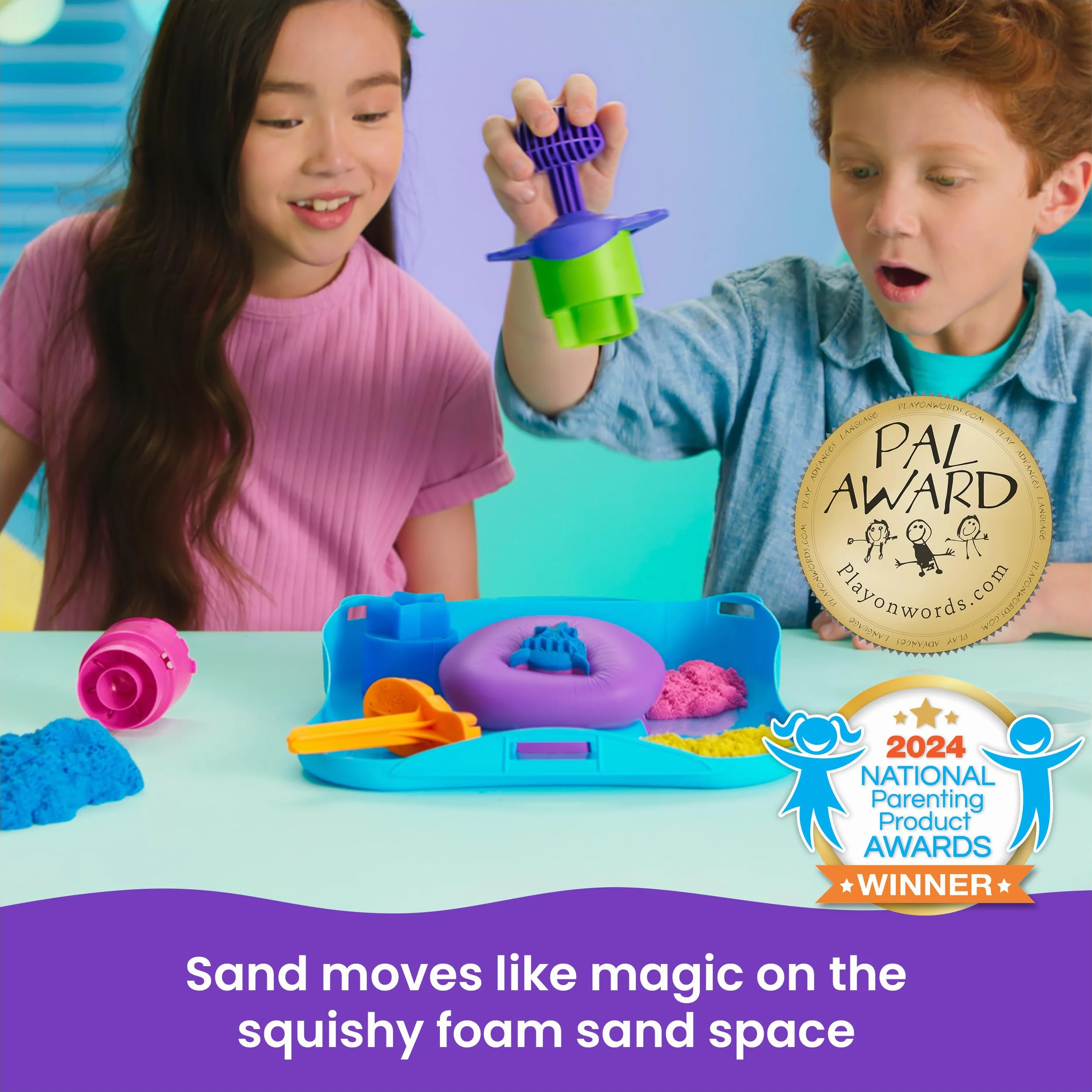 Kinetic Sand, SquishMotion Playset z 1lb Różowy, Żółty, Niebieski Piasek do zabawy, Stamper i 5 narzędzi, Etui do przechowywania wielokrotnego użytku, Zabawki sensoryczne dla dzieci w wieku 5+