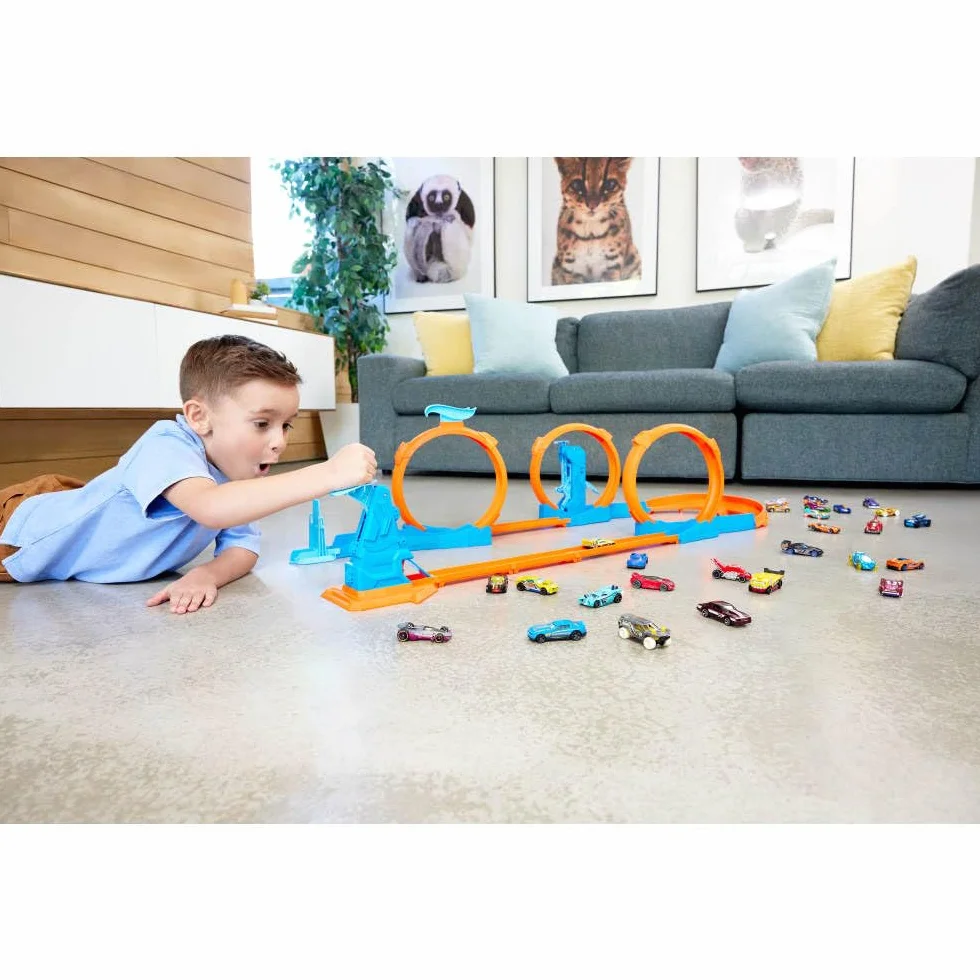 Hot Wheels Track Creator Tor wyścigowy Trzy pętle Zestaw do zabawy: samochód zabawka w skali 1:64, elementy do zbudowania toru z 3 pętlami, system torów Speed Snap Szybki klik i adaptery, JDW39