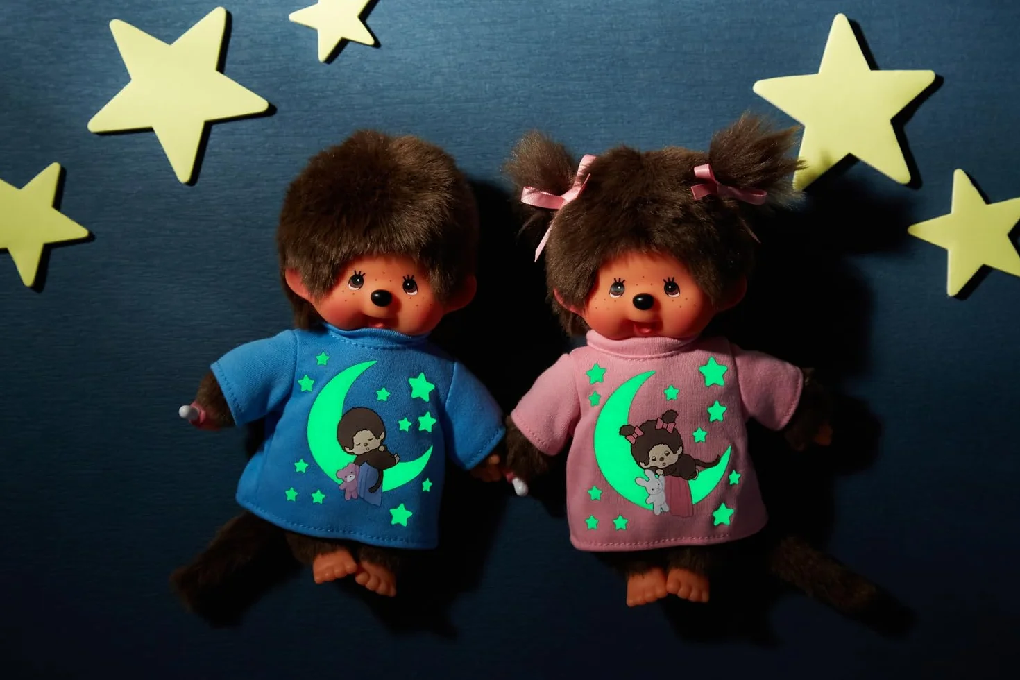 Sekiguchi 223732 - Oryginalna dziewczyna Monchhichi pluszowa figurka z różową koszulką do spania, elementy Glow in the Dark i warkocze z kokardkami, ok. 20 cm duża przytulanka z brązowego pluszu