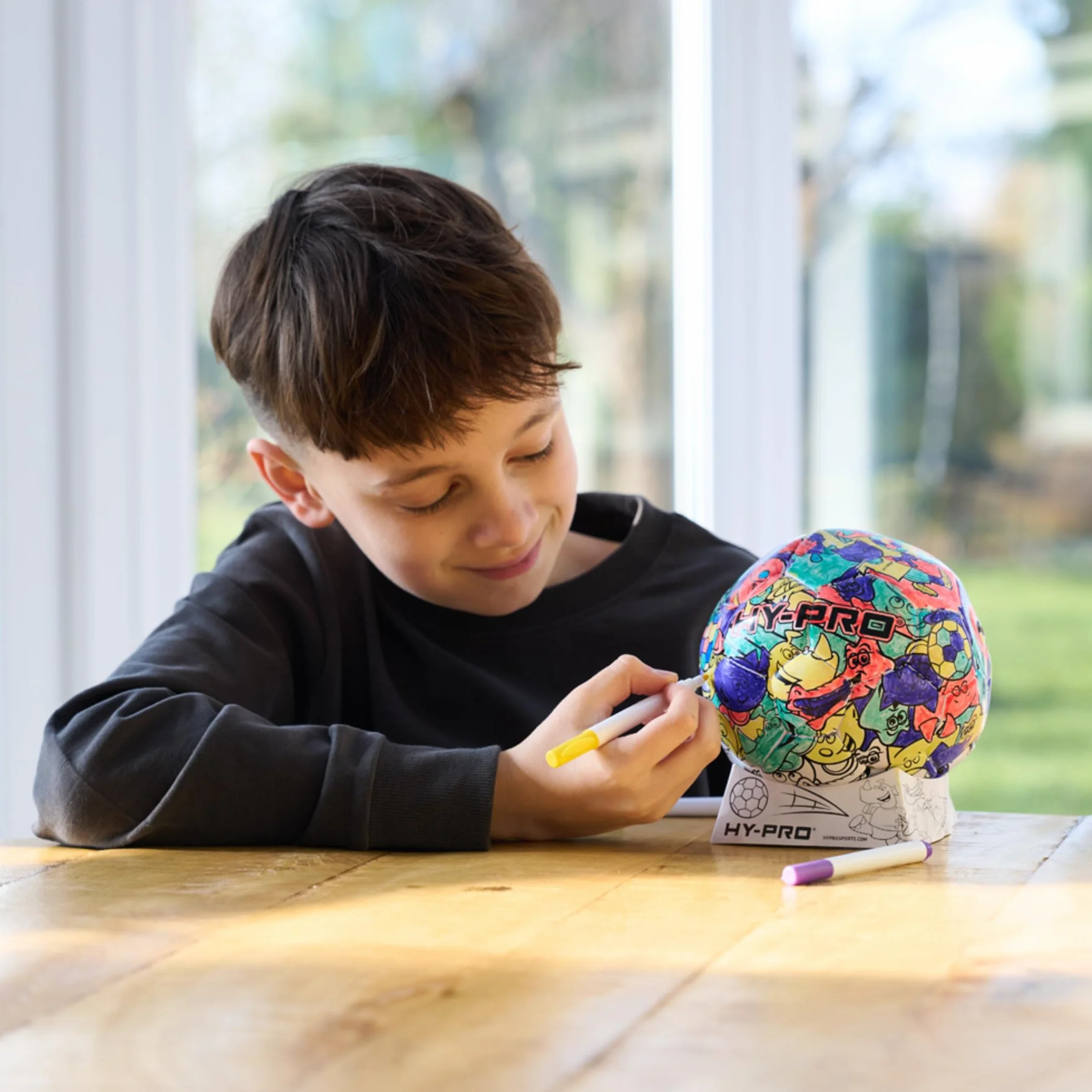 Hy-Pro Doodlekick piłka nożna, kolorowanka, mini piłka nożna, w zestawie z pompką, stojakiem i kolorowymi długopisami, rozmiar 2, świetny pomysł na prezent piłkarski, 3+