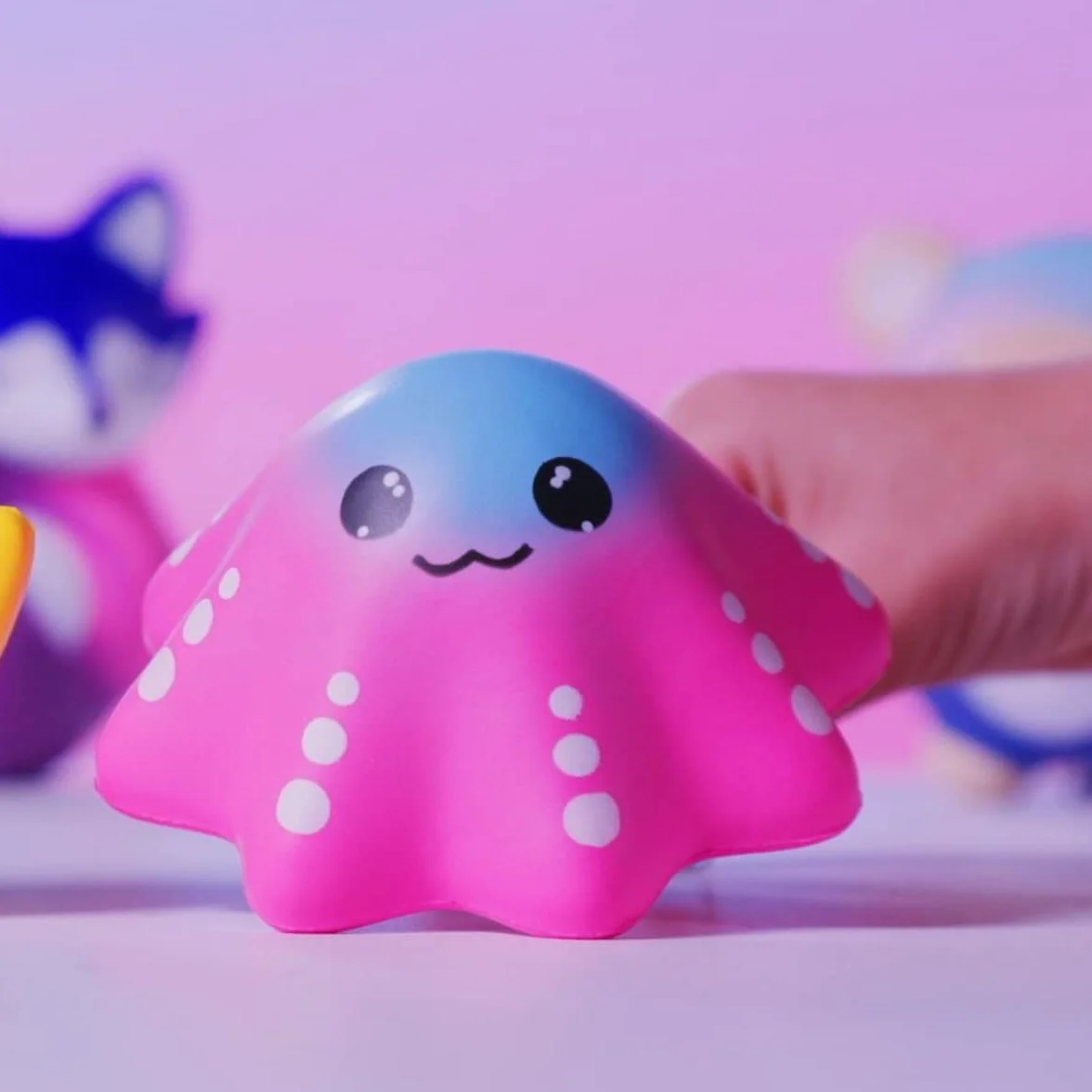 Sbabam, Doki Doki Squishy Galaxy and Rainbow, gry dla dzieci z kioskiem, zabawki Squishy, małe miękkie gumowe lalki, zestaw 3 saszetek, pomysły na prezenty dla dzieci, od 3 lat