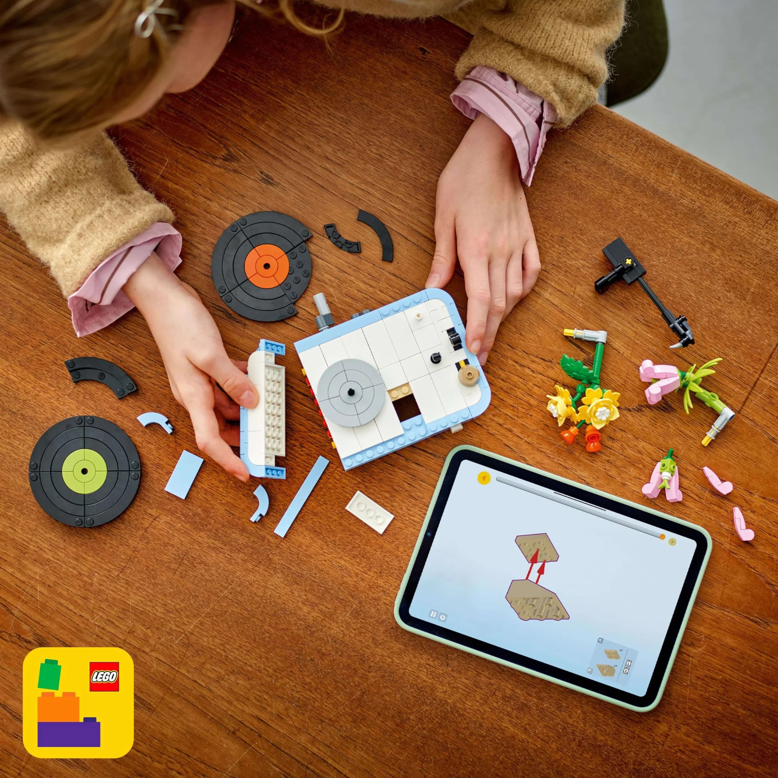 LEGO Creator 3 w 1 Gramofon z kwiatami, zabawka dla dziecka do przebudowania na radio lub mikrofon, zestaw kreatywny, pomysł na prezent muzyczny w stylu retro dla 8-latki, dziewczynki i chłopca 31172