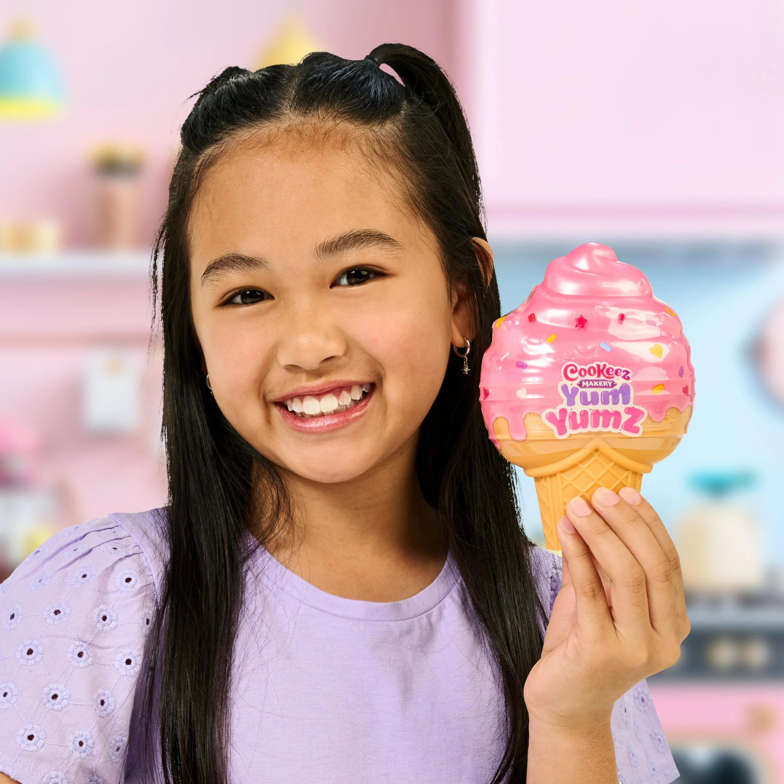 Cookeez Makery Yum Yumz Twin Pack, pełen zabawy i pełen mniamu! Dodaj składniki i odkryj 2 super urocze pachnące pluszowe zwierzaki w rożku do lodów, które możesz spersonalizować, ponad 30 do zebrania
