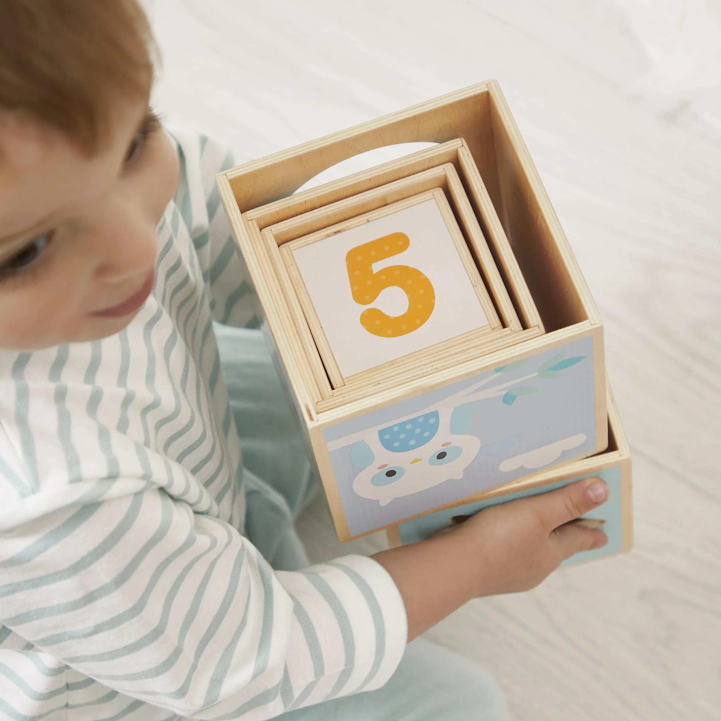Janod Pyramide en Bois d'Éveil-6 Cubes à Empiler-Jouet d'Empilement d'Encastrement-Développe Dextérité et Imagination-Premier âge-da 12 miesięcy, J05147