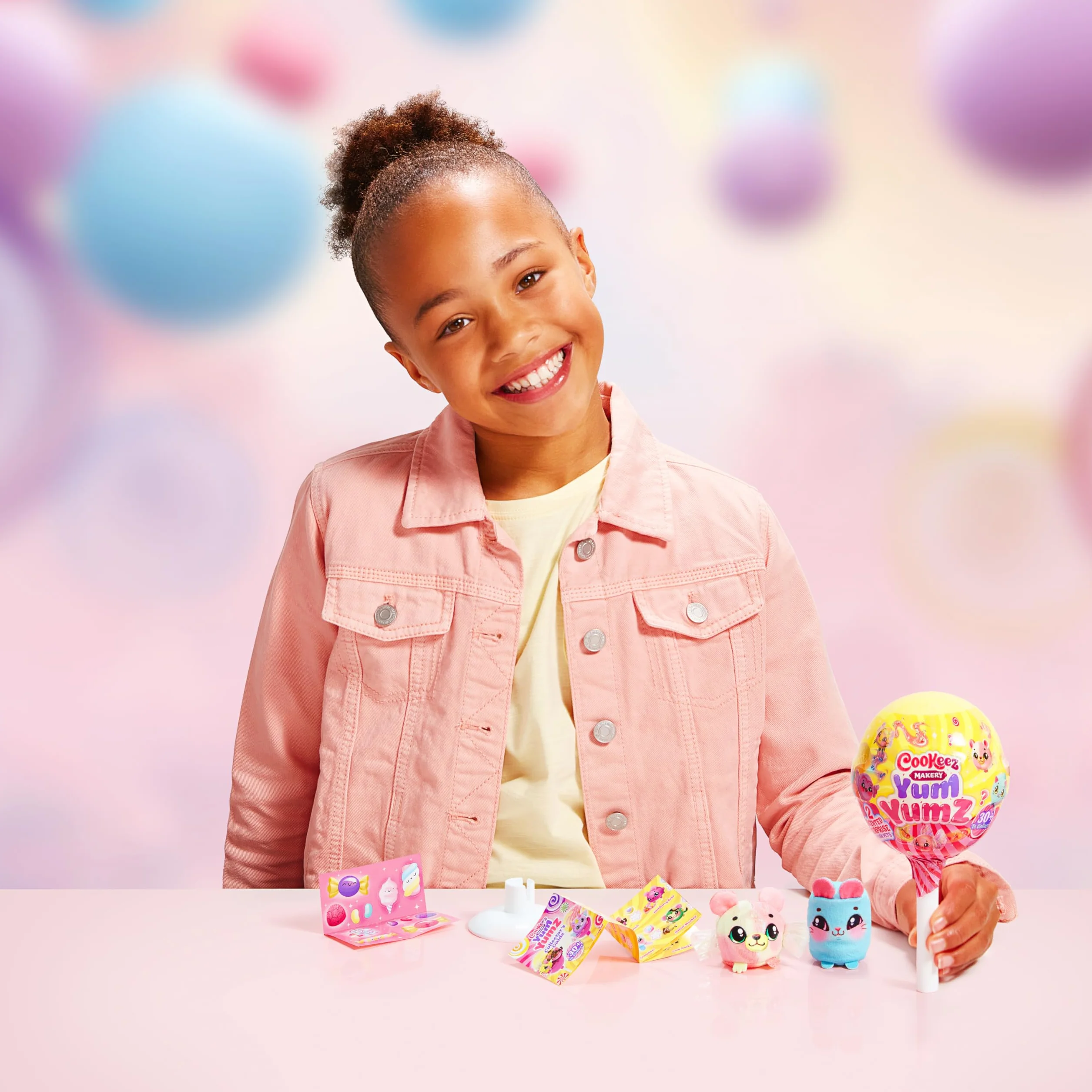 Cookeez Makery Yum Yumz Twin Pack, seria 3, pełna zabawy i mniamu, 2 słodkie pachnące pluszowe niespodzianki wewnątrz lizaka, ponad 30 pluszowych cukierków do kolekcjonowania ze zwykłą, rzadką, ultra