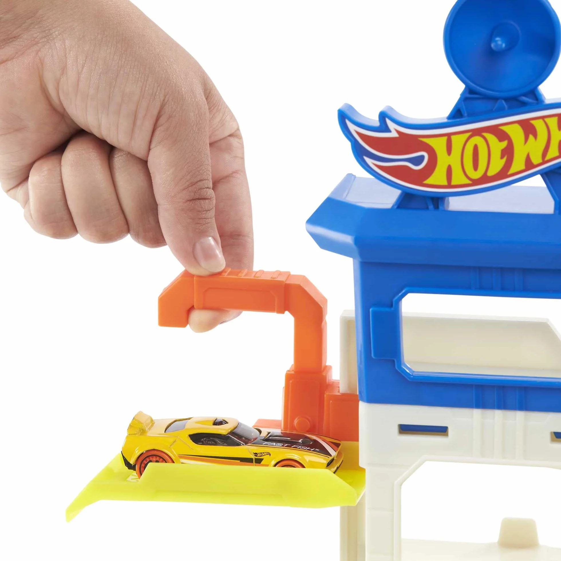 Hot Wheels Miejski port – Atak rekina Zestaw torów do zabawy, tor z przeciwnikiem + 1 samochodzik Hot Wheels, łączy się z innymi zestawami, zabawka dla dzieci w wieku od 4 lat, HMF86