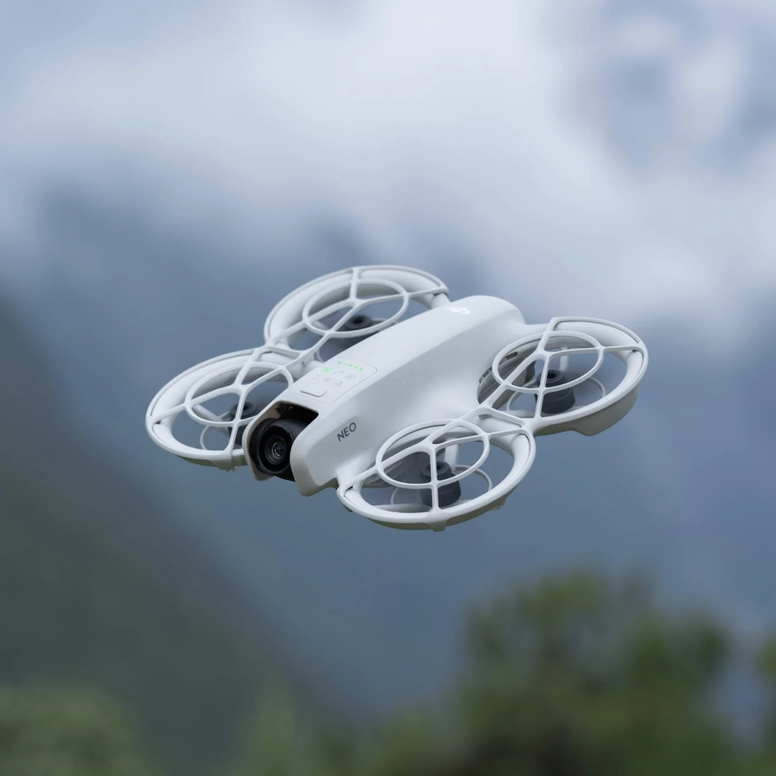 DJI Neo, mini dron z kamerą 4K UHD dla dorosłych, 135 g samodzielnie latający dron śledzący użytkownika, start z dłoni, śledzenie obiektu, QuickShots, stabilizacja wideo (nie wymaga kontrolera)