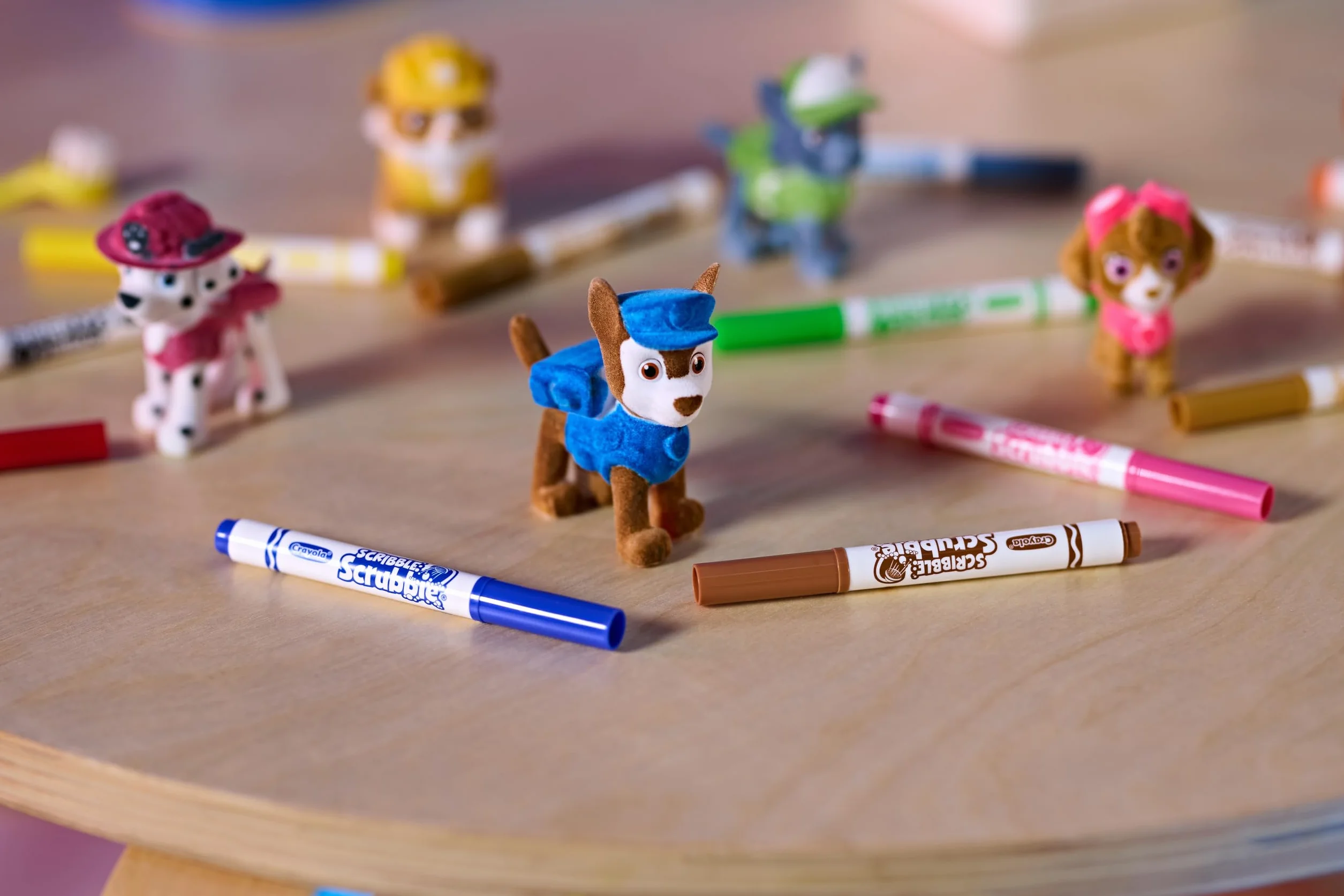 Crayola - Washimals Paw Patrol, zestaw kreatywny zawierający 5 szczeniąt, 8 flamastrów zmywalnych, wanienkę z prysznicem, szczoteczkę, zabawa i prezent dla dzieci, od lat 3, 74-0291