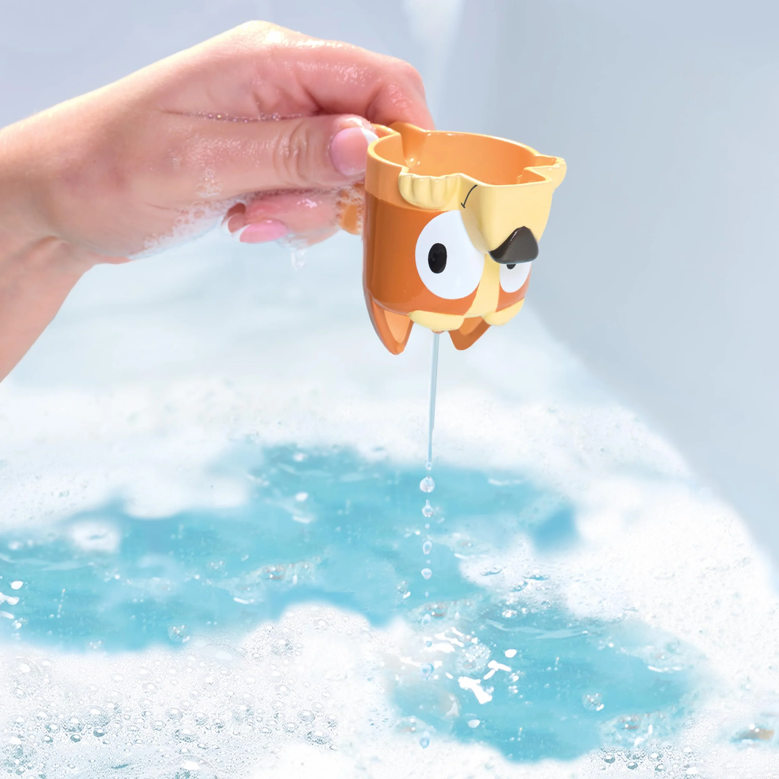 Tomy Toomies Rodzinne kubki do spania Bluey z Chilli, Bandit, Bingo i Bluey - Kubki do kąpieli i do układania w stosy - oficjalnie licencjonowane Bluey - zabawki do kąpieli dla niemowląt na 18