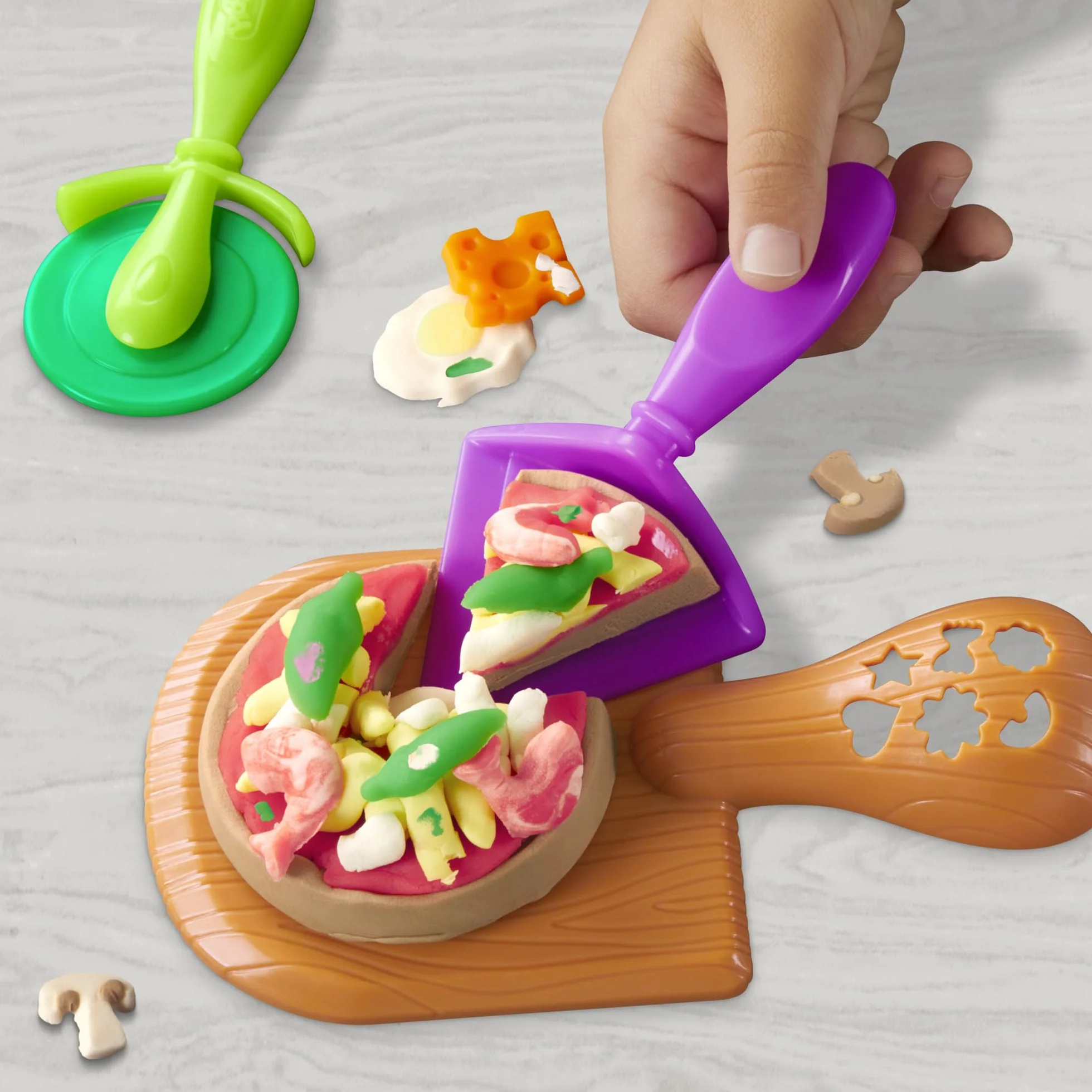 Zestaw do zabawy Kuchenne Dzieła Piec do pizzy z ciastoliną Play-Doh z 6 pojemnikami masy plastycznej i 8 akcesoriami