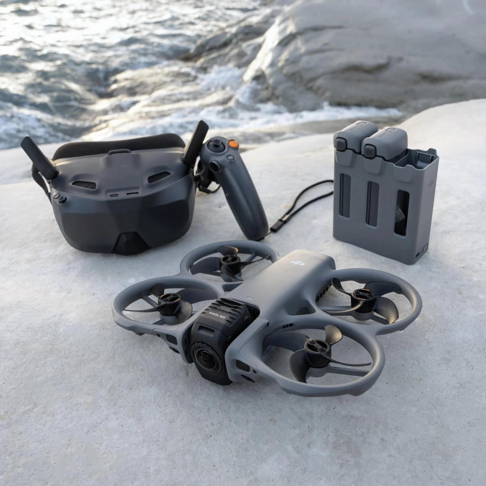 DJI Avata 360 Motion Fly More Combo, dron z obrazowaniem 8K 360° klasy 1-calowej, dron z kamerą 360° i osłoną śmigieł. Zawiera Goggles N3 i RC Motion 3 dla intuicyjnego sterowania ruchem i Easy ACRO.
