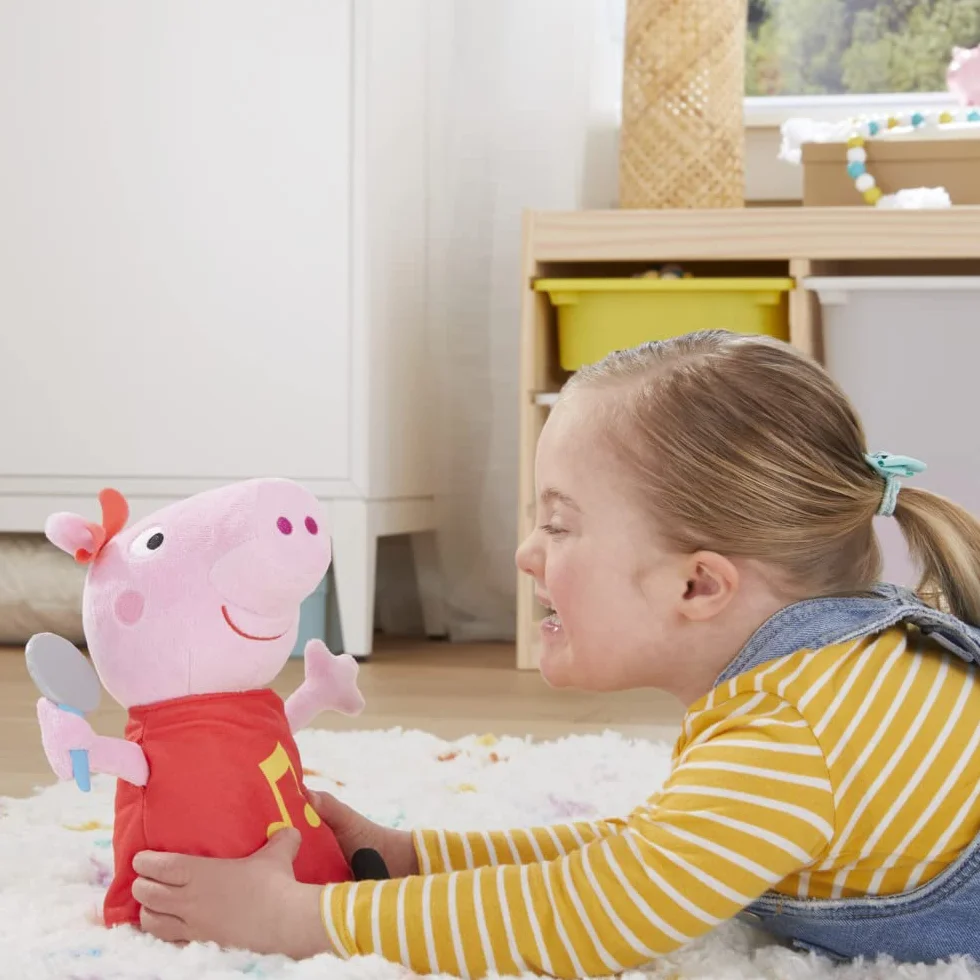 Peppa Pig Grunz-mit-Mir-Peppa, śpiewająca pluszowa lalka z czerwoną sukienką i kokardką, śpiewa 3 piosenki, nadaje się dla dzieci od 3 lat