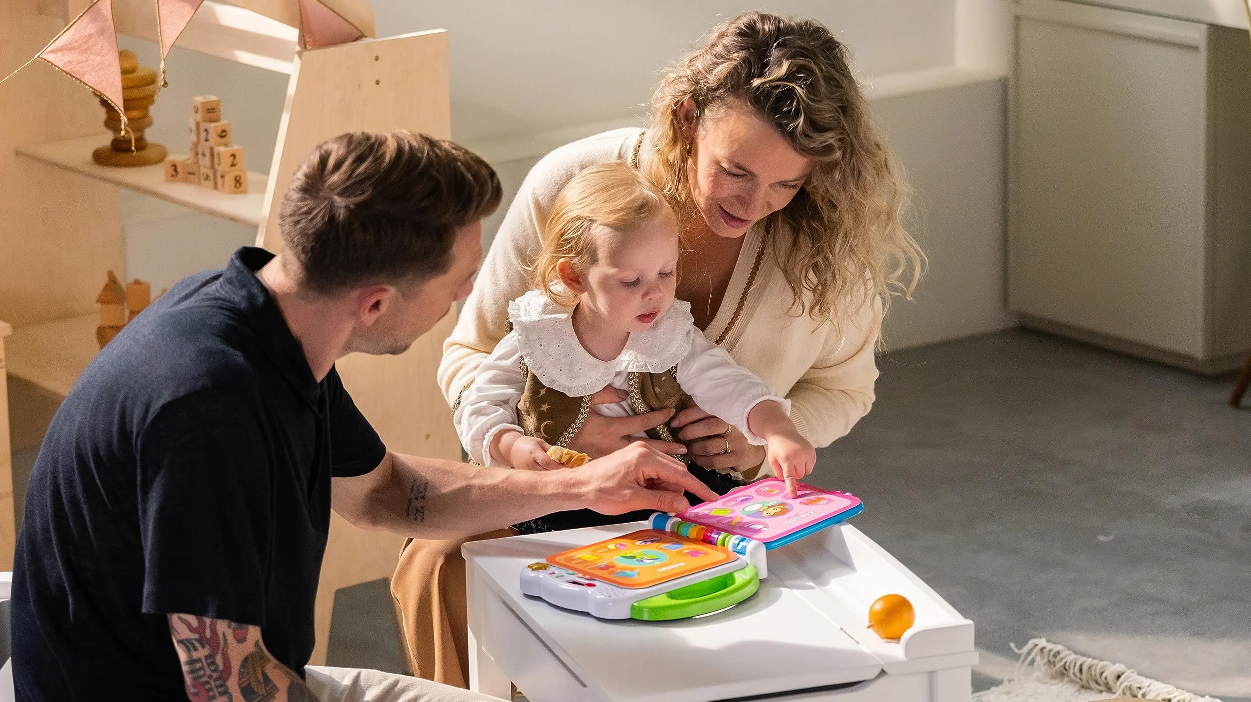 VTech Moja pierwsza ilustrowana książka - Le Mie Prime 100 słów, dwujęzyczna książka dla dzieci, książka sensoryczna w języku włoskim i angielskim, książka dla noworodków z 3 trybami, z bateriami, 18