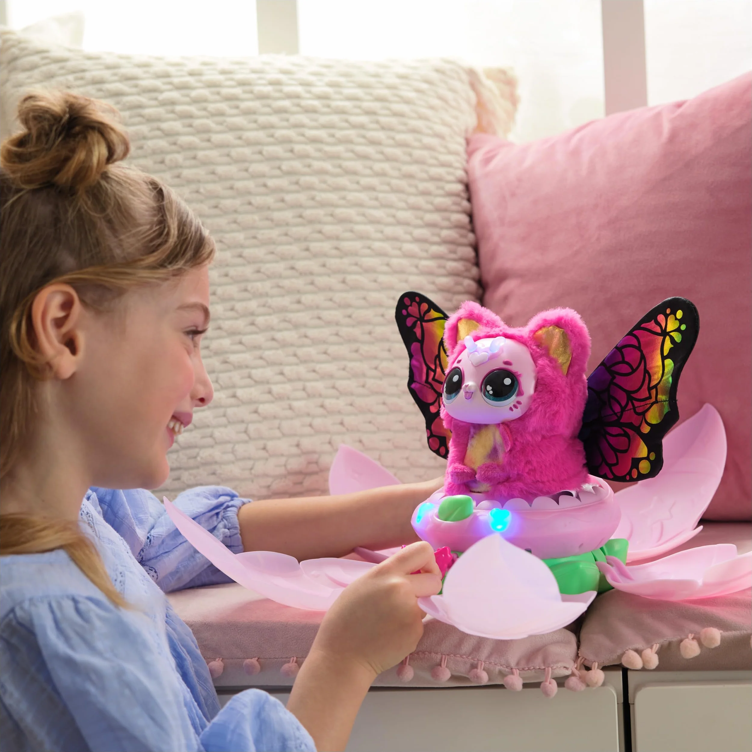 Hatchimals Bloomables Kittyfly, interaktywna zabawka z niespodzianką, podwójna transformacja i ponad 100 dźwięków i reakcji, dla dzieci od 4 lat