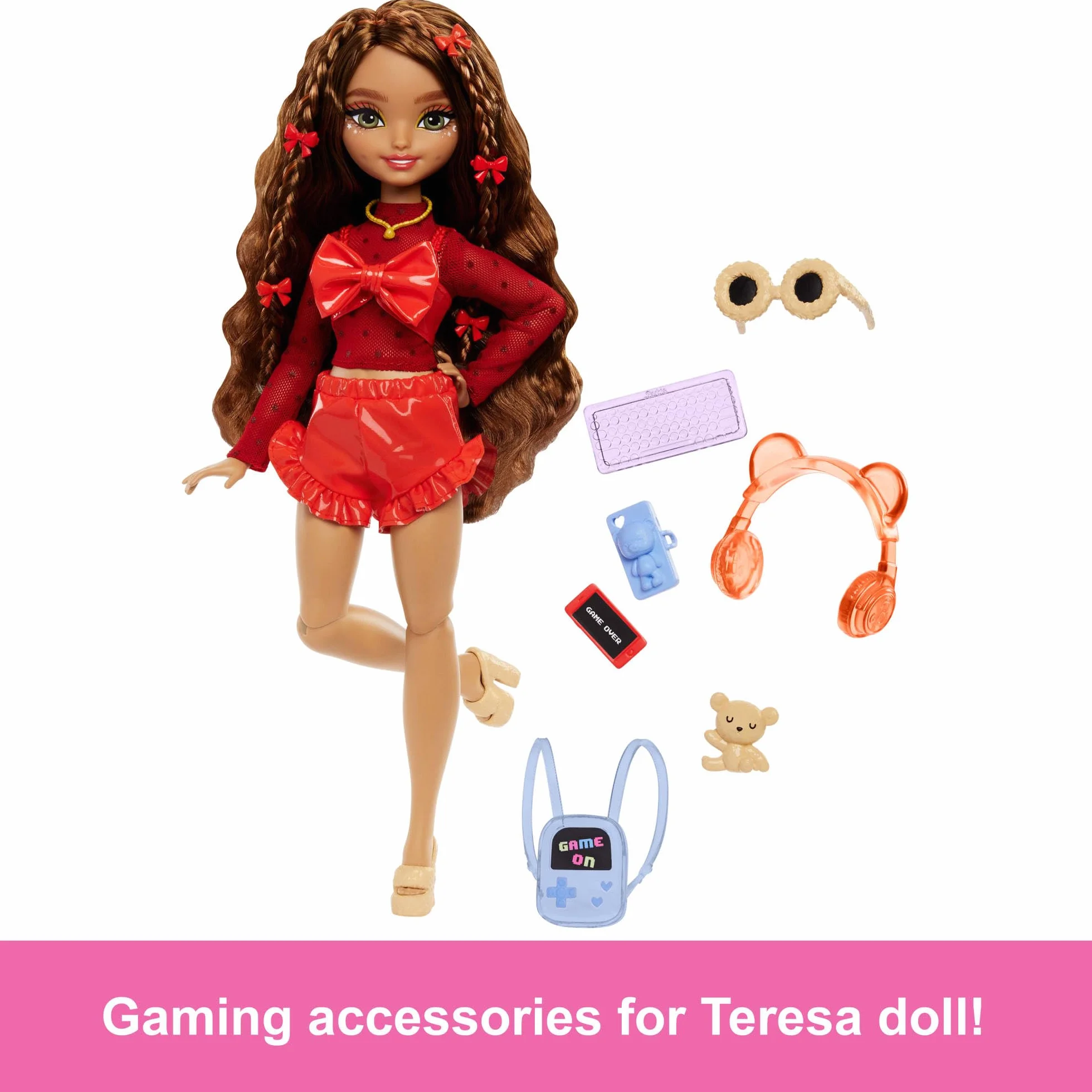 Barbie Dream Besties Lalka modowa Teresa do ustawiania w różnych pozach z brązowymi włosami, spinkami do włosów i 8 akcesoriami z motywem gier, HYC23