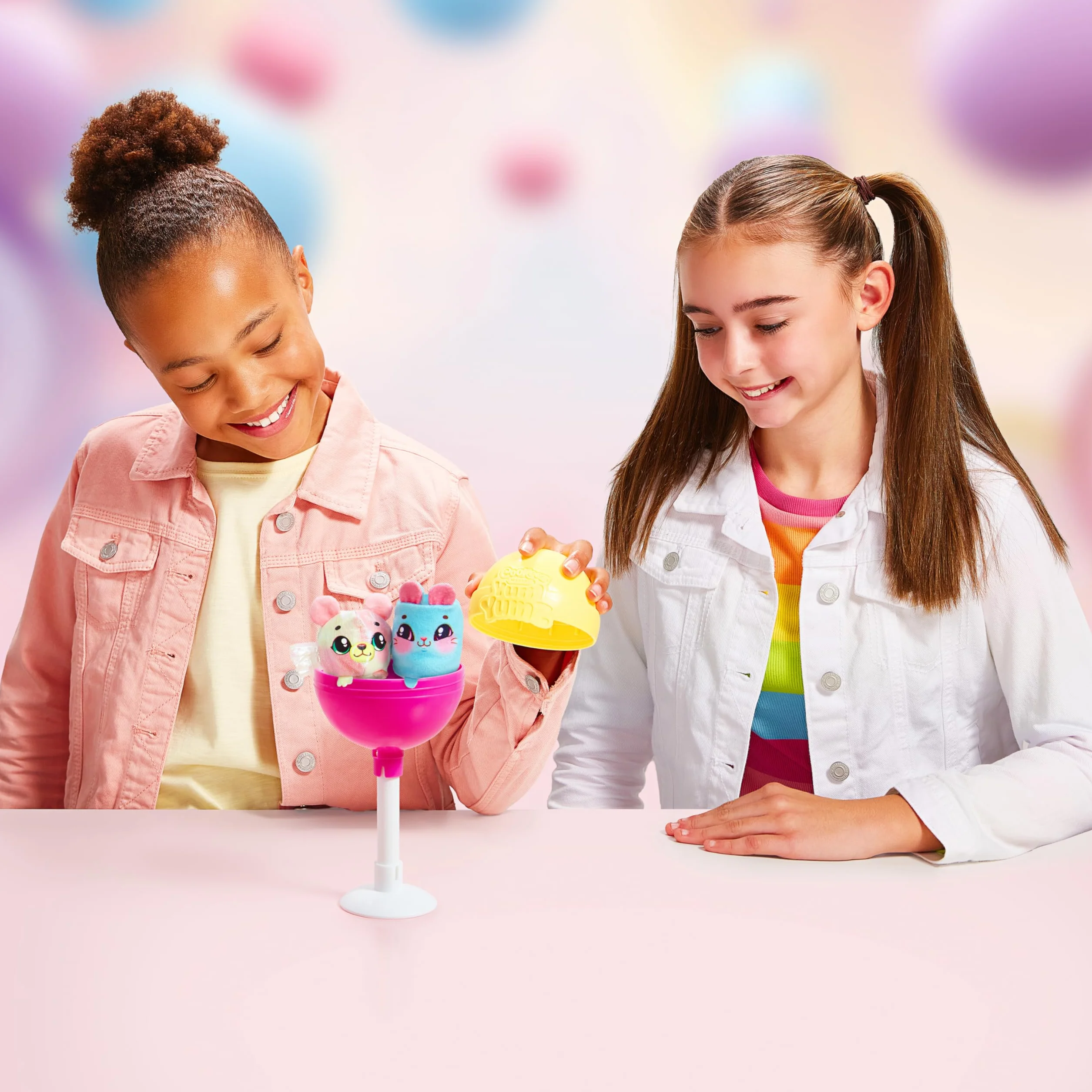 Cookeez Makery Yum Yumz Twin Pack, seria 3, pełna zabawy i mniamu, 2 słodkie pachnące pluszowe niespodzianki wewnątrz lizaka, ponad 30 pluszowych cukierków do kolekcjonowania ze zwykłą, rzadką, ultra