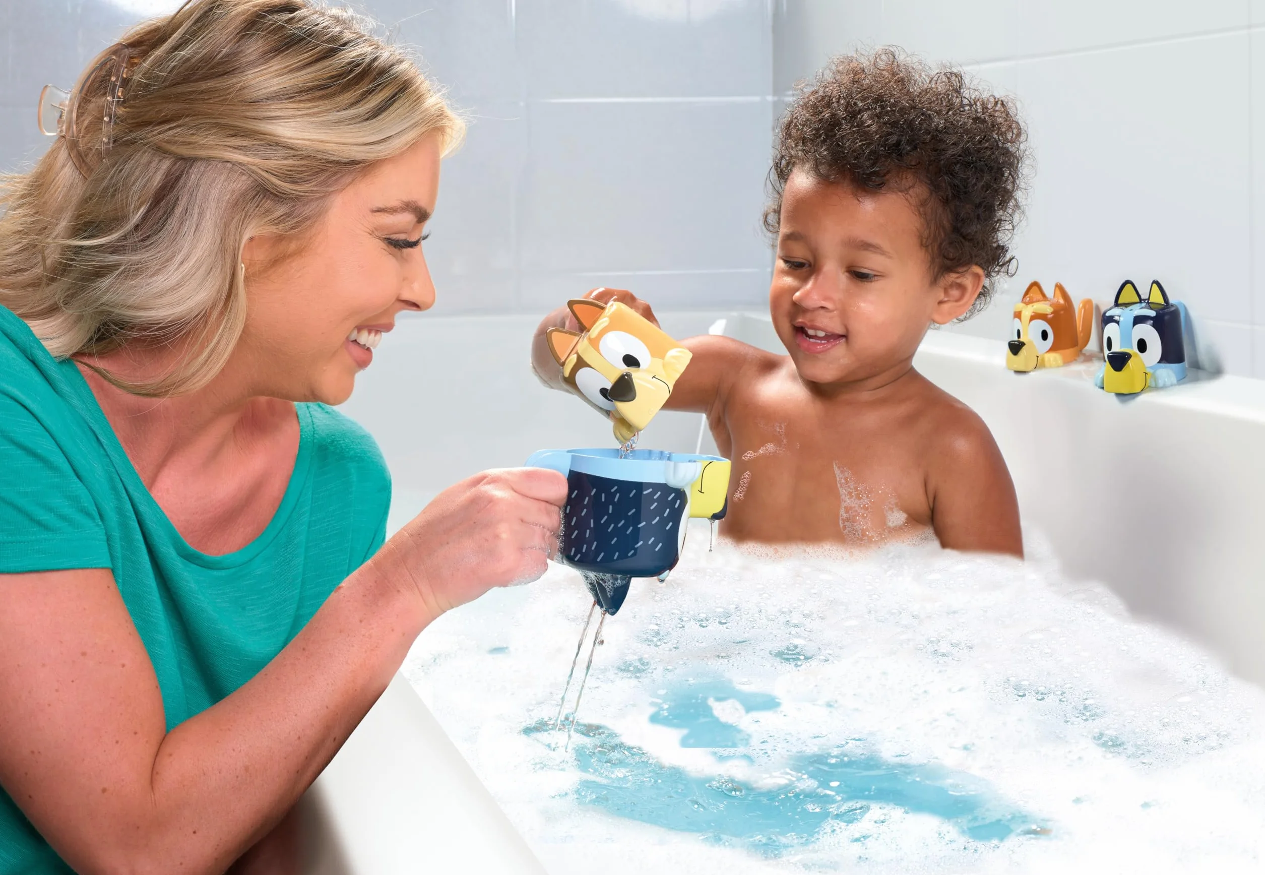 Tomy Toomies Rodzinne kubki do spania Bluey z Chilli, Bandit, Bingo i Bluey - Kubki do kąpieli i do układania w stosy - oficjalnie licencjonowane Bluey - zabawki do kąpieli dla niemowląt na 18