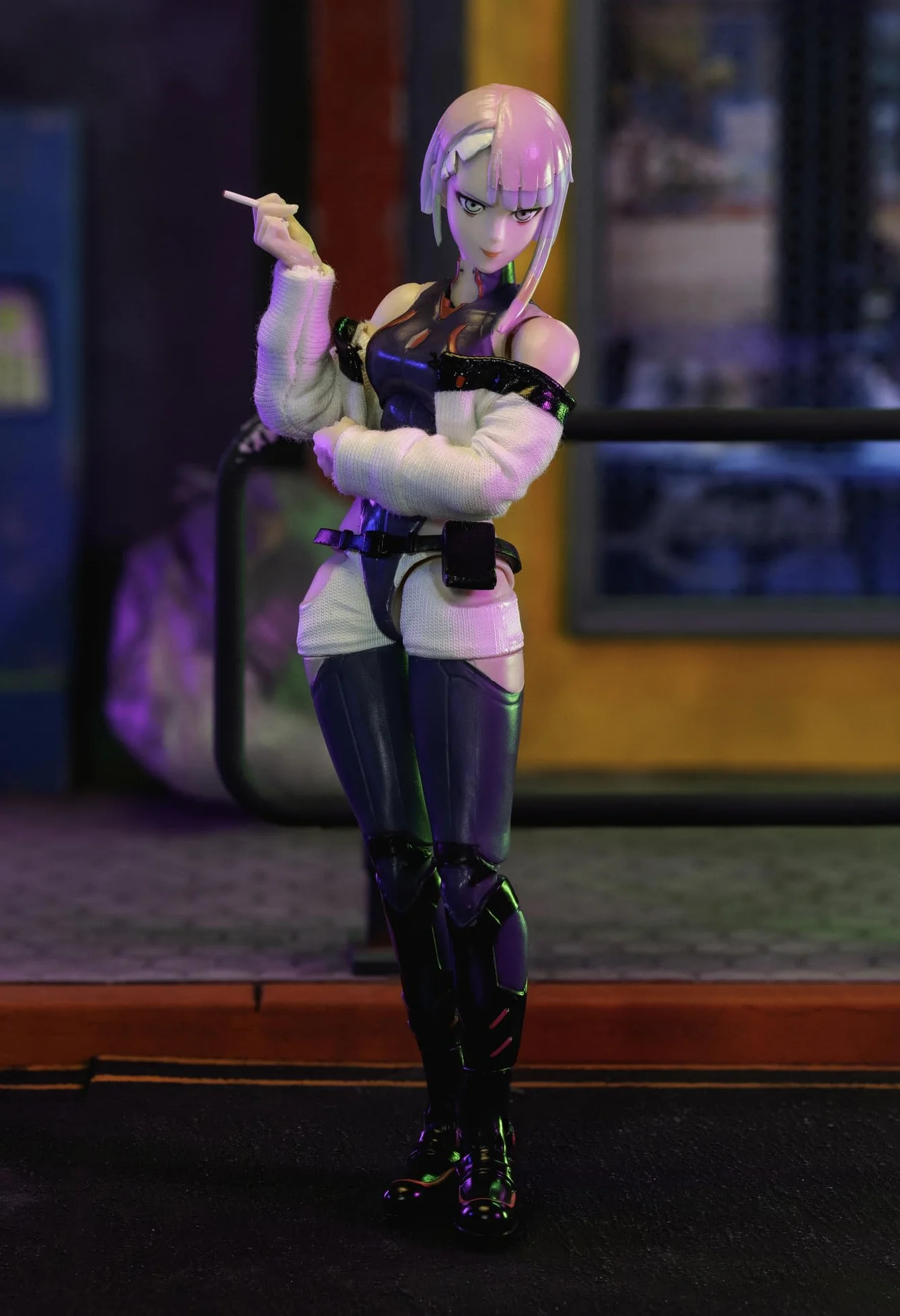 Jada Toys Cyberpunk Edgerunner figurka Lucy (14 cm) – ruchoma figurka kolekcjonerska i akcji z alternatywną głową, rękami i akcesoriami, dla fanów i kolekcjonerów od 15 lat