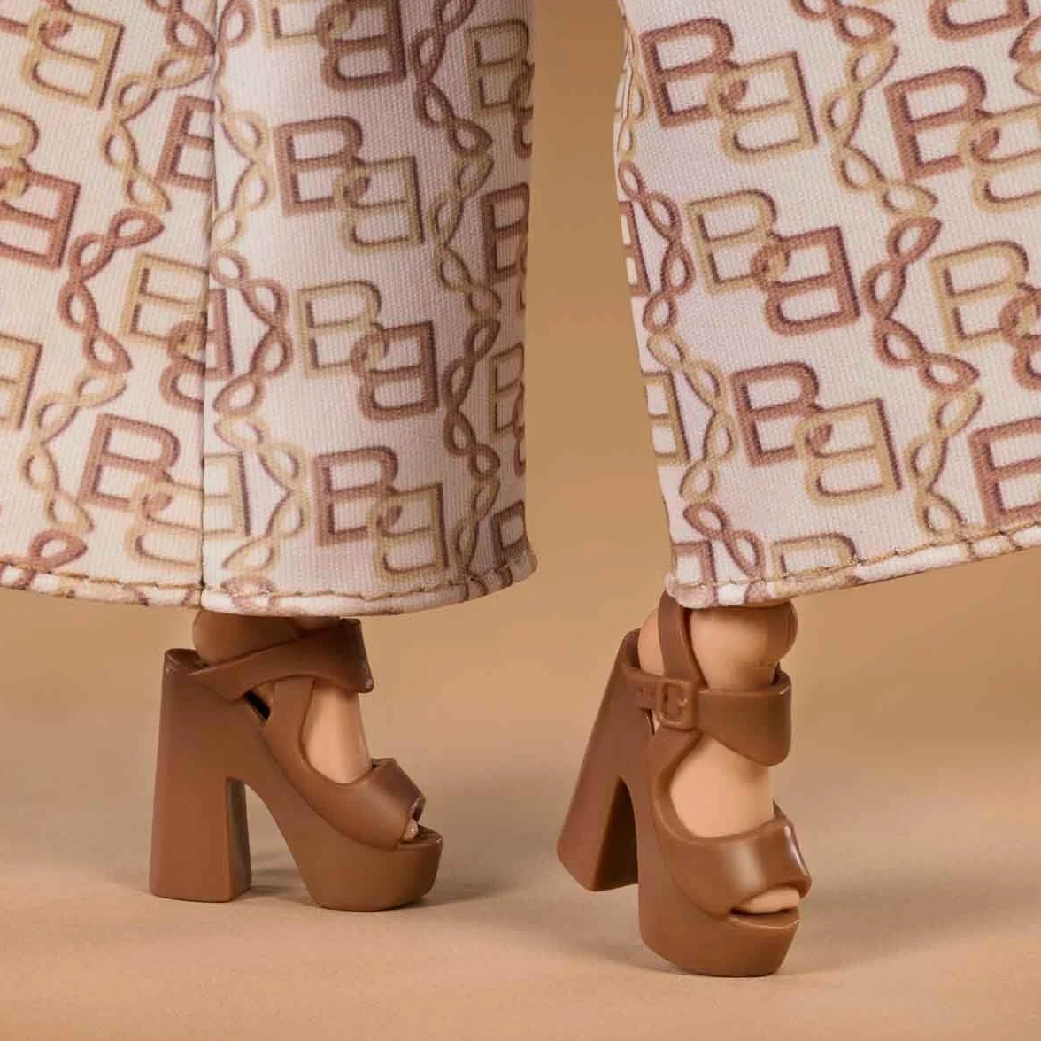 Barbie Basics Model 07 Kolekcjonerska lalka modowa blondynka, białe spodnie ze złotym nadrukiem Zabawka 6+ JJX26