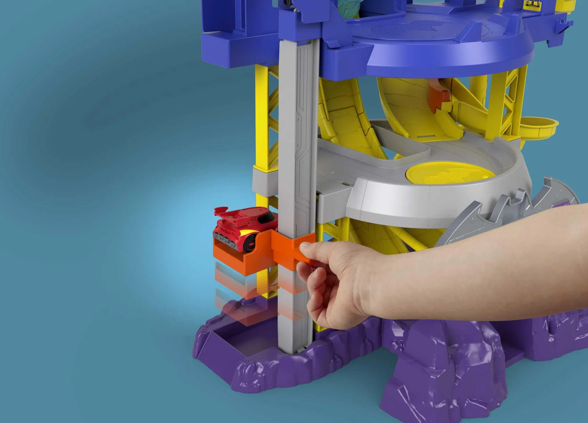 Fisher-Price DC Batwheels Wyścigowa Jaskinia Batmana Zestaw ze światełkami, dźwiękami i pojazdami Batmobil Bam i Redbird, dla dzieci od 3 roku życia, HRJ21