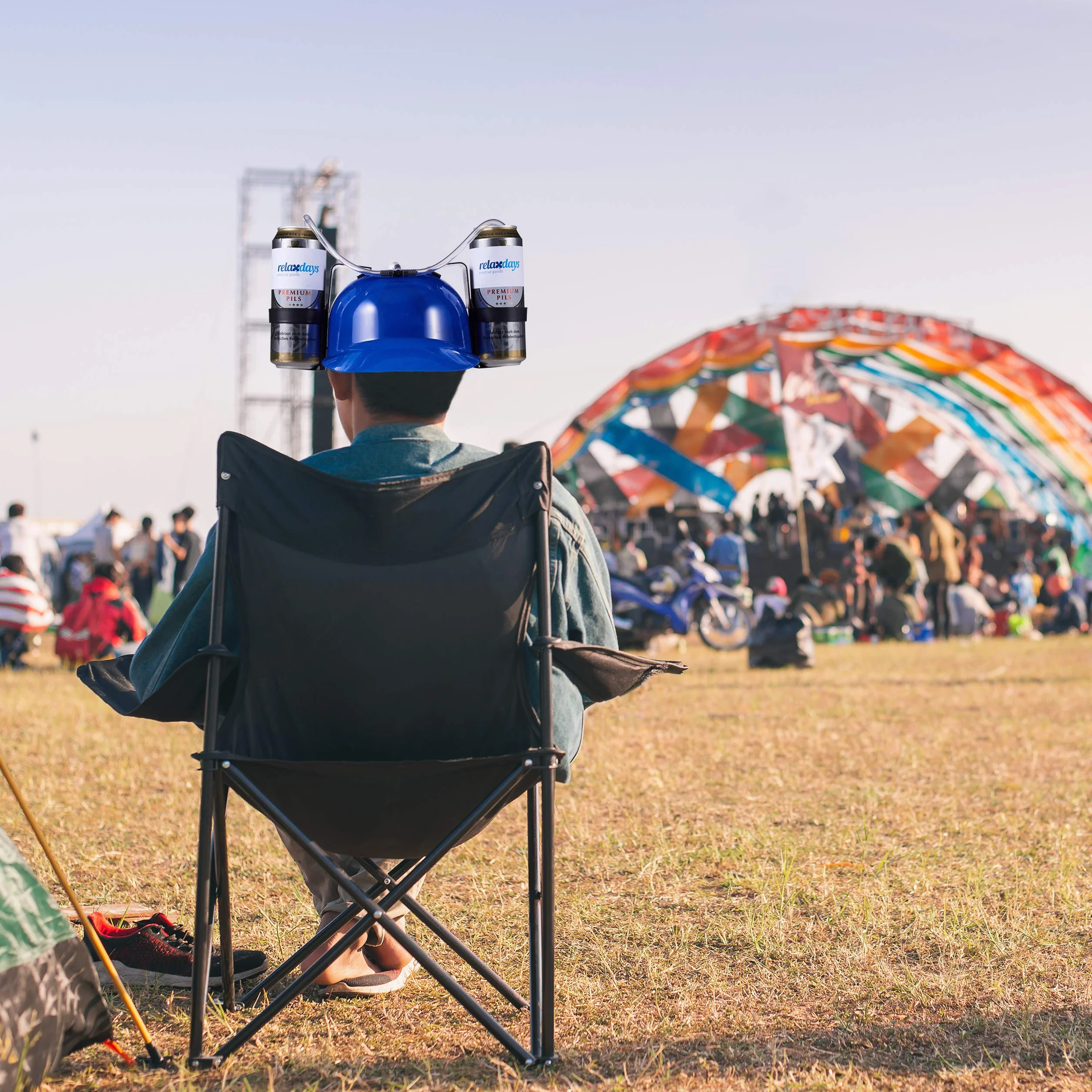 Relaxdays Kask do picia z wężem na 2 puszki piwa, karnawał, piłka nożna, różne kolory