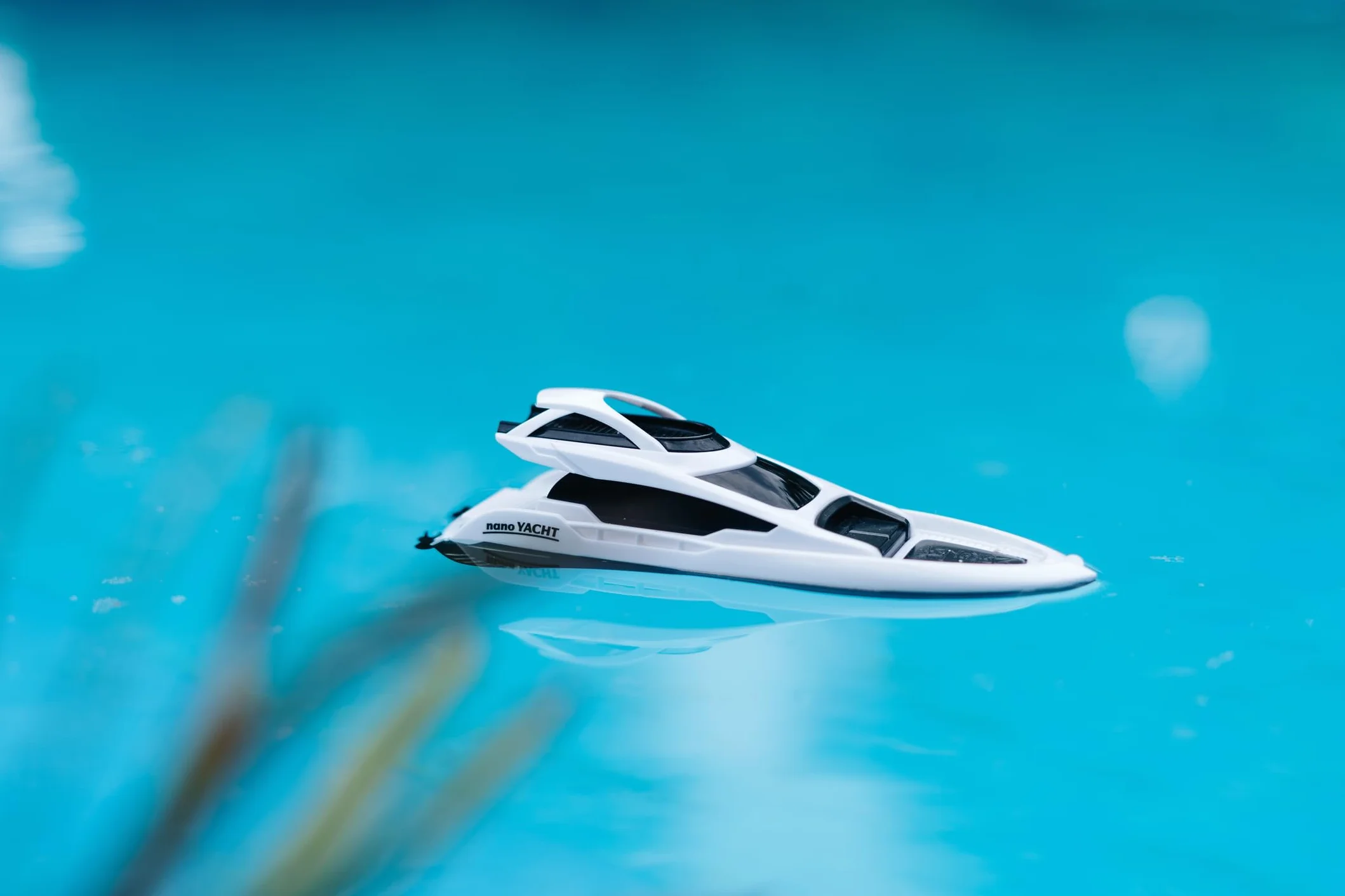 Carson 500108057 Nano Racer Yacht 2.4 GHz - łódź zdalnie sterowana, łódź RC, łódź zdalnie sterowana dla dzieci i dorosłych, w tym pilot zdalnego sterowania