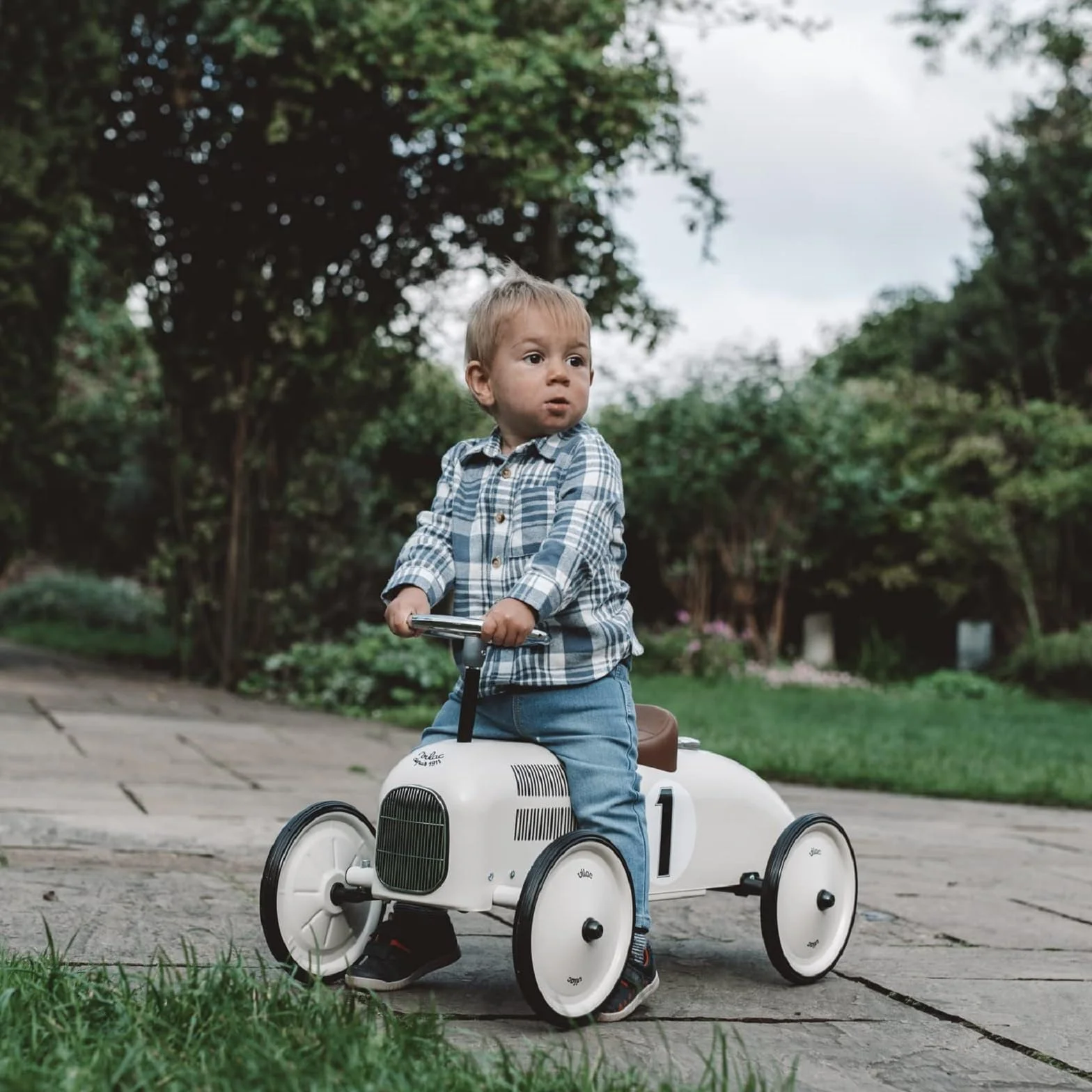 Vilac Vintage Ride on Car metalowy korpus duże gumowe kółka dla dzieci 1.5-3 lat 20 kg