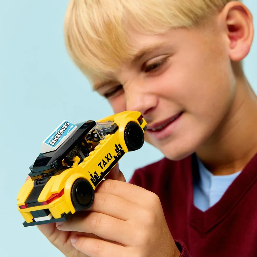 LEGO City Żółta taksówka, samochód do zbudowania i dwie minifigurki, zabawka dla dziecka, pomysł na prezent dla 5-latka, na urodziny dla chłopca i upominek dla dziewczynki, ozdoba na biurko 60487