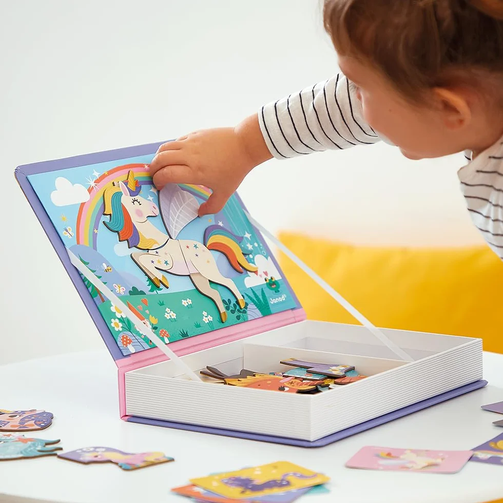 Janod J02584 Magnéti'Book magnetyczna zabawka edukacyjna z motywem jednorożca, 44 magnesy + 10 szablonów zabawek dla dzieci z kartonu FSC, wspiera zręczność i fantazję przez 3 lata, wielokolorowa