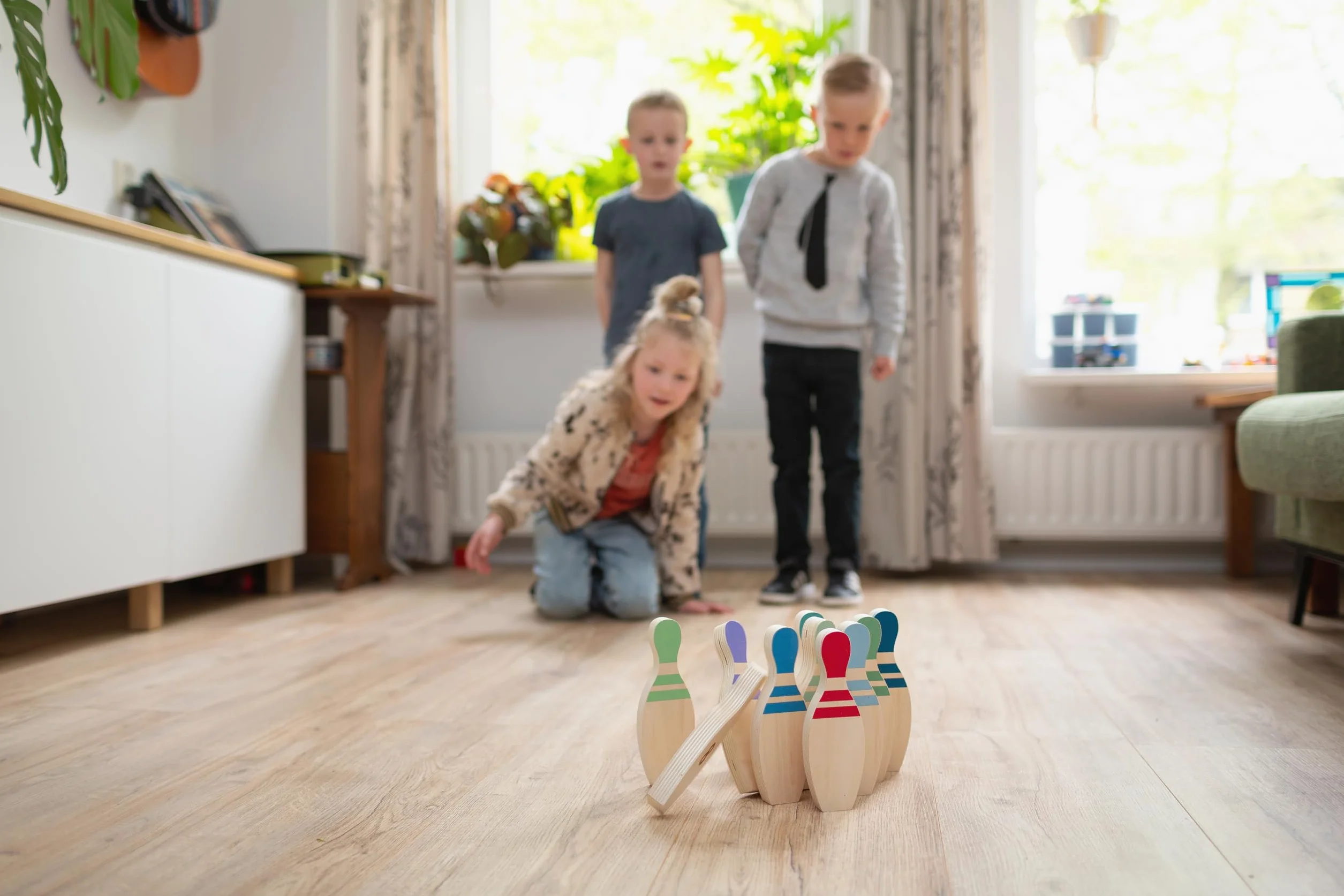 BS Toys Drewniane kręgle, zabawka do użytku wewnątrz i na zewnątrz, wspomaga pracę zespołową i rozpoznawanie wzorów, dla dzieci od 3 lat i starszych – 2-4 gracze