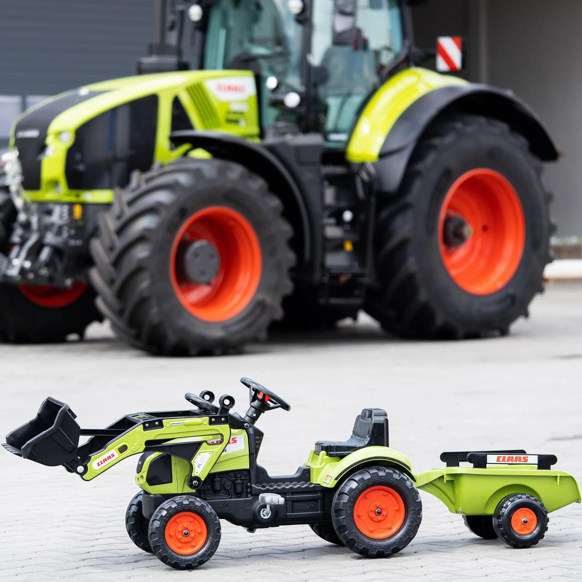 Falk Claas Arion 410 Traktor z Przyczepą 162 x 42 x 53 cm 8 kg