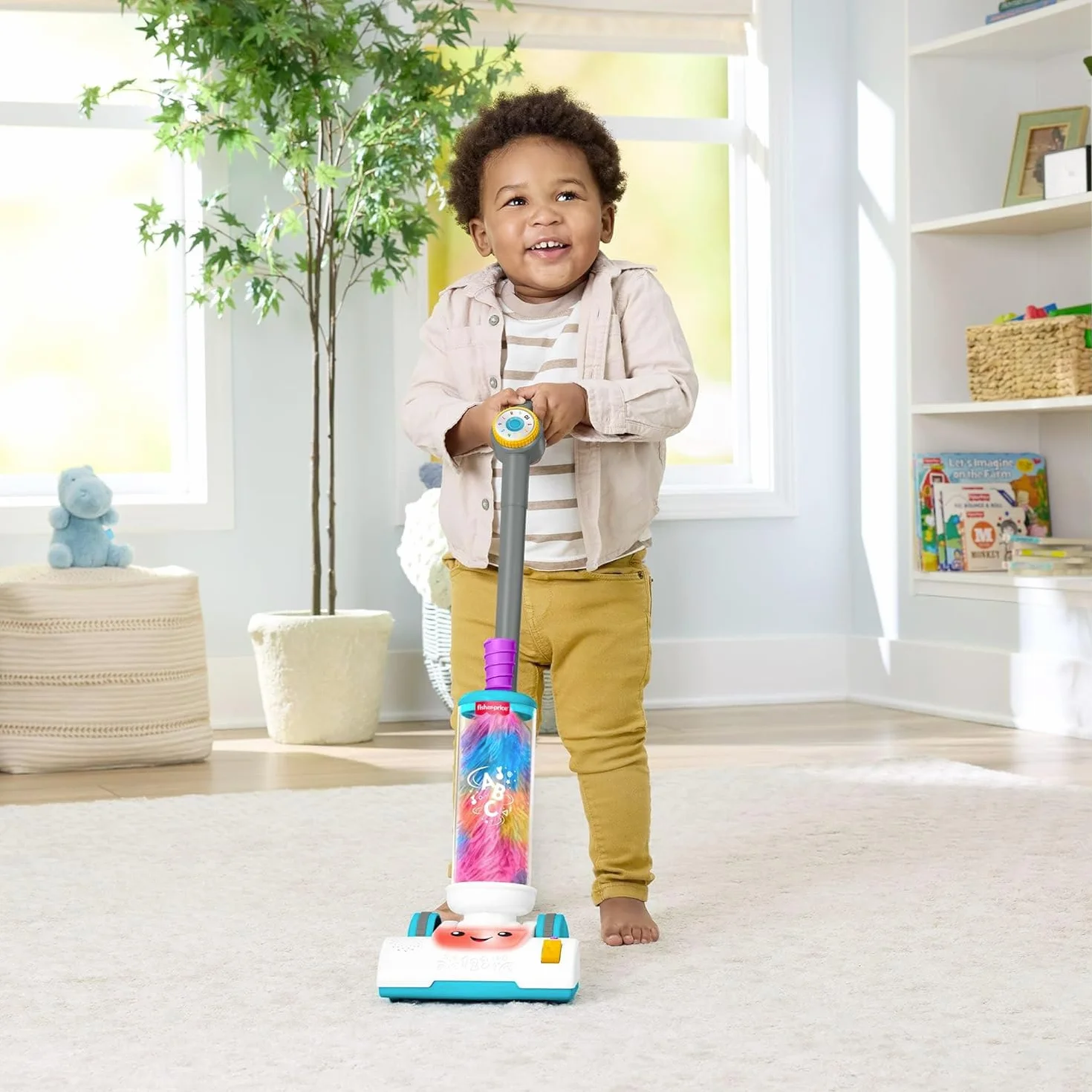 Fisher-Price Odkurzacz i miotełka 2 w 1, zestaw zabawkowy z 45 piosenkami, światłami i dźwiękami, wprowadzającymi alfabet i cyfry, wersja włoska +ES+in+PT, 2 lata, JMM34