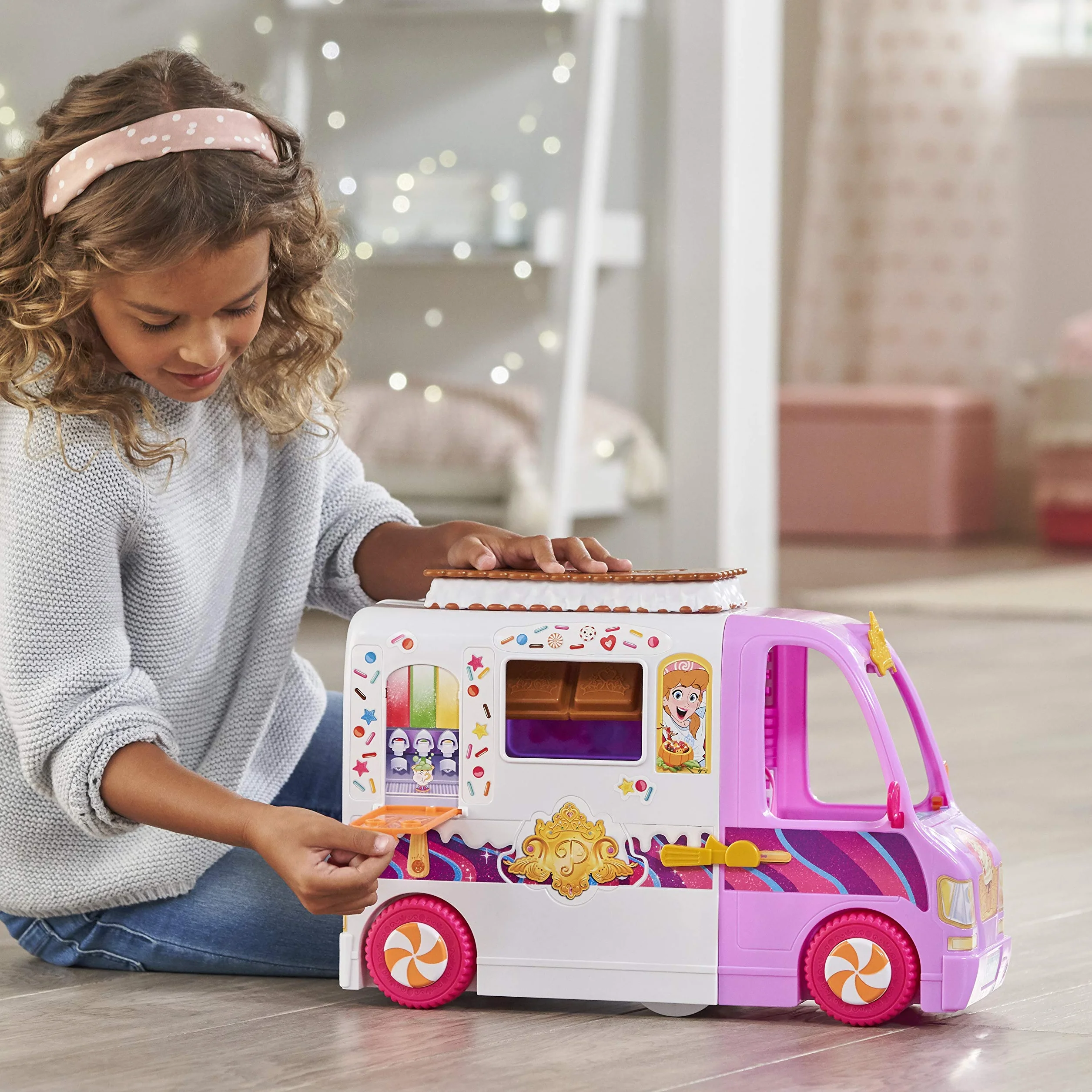 Disney Princess Comfy Squad Sweet Treats Truck, zestaw do zabawy z 16 akcesoriami, sklep z lodami, zabawka dla dziewcząt w wieku od 5 lat