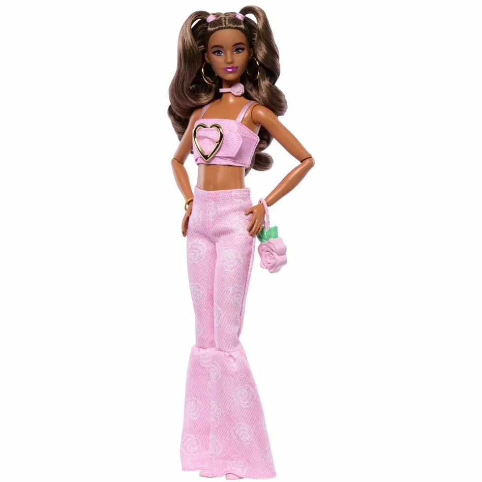 Barbie Deluxe Style Różowy denim Lalka #12 Falowane brązowe włosy, crop top i spodnie dzwony w róże, akcesoria, w tym torebka-róża i biżuteria, zabawka dla dzieci 4+, JJN72