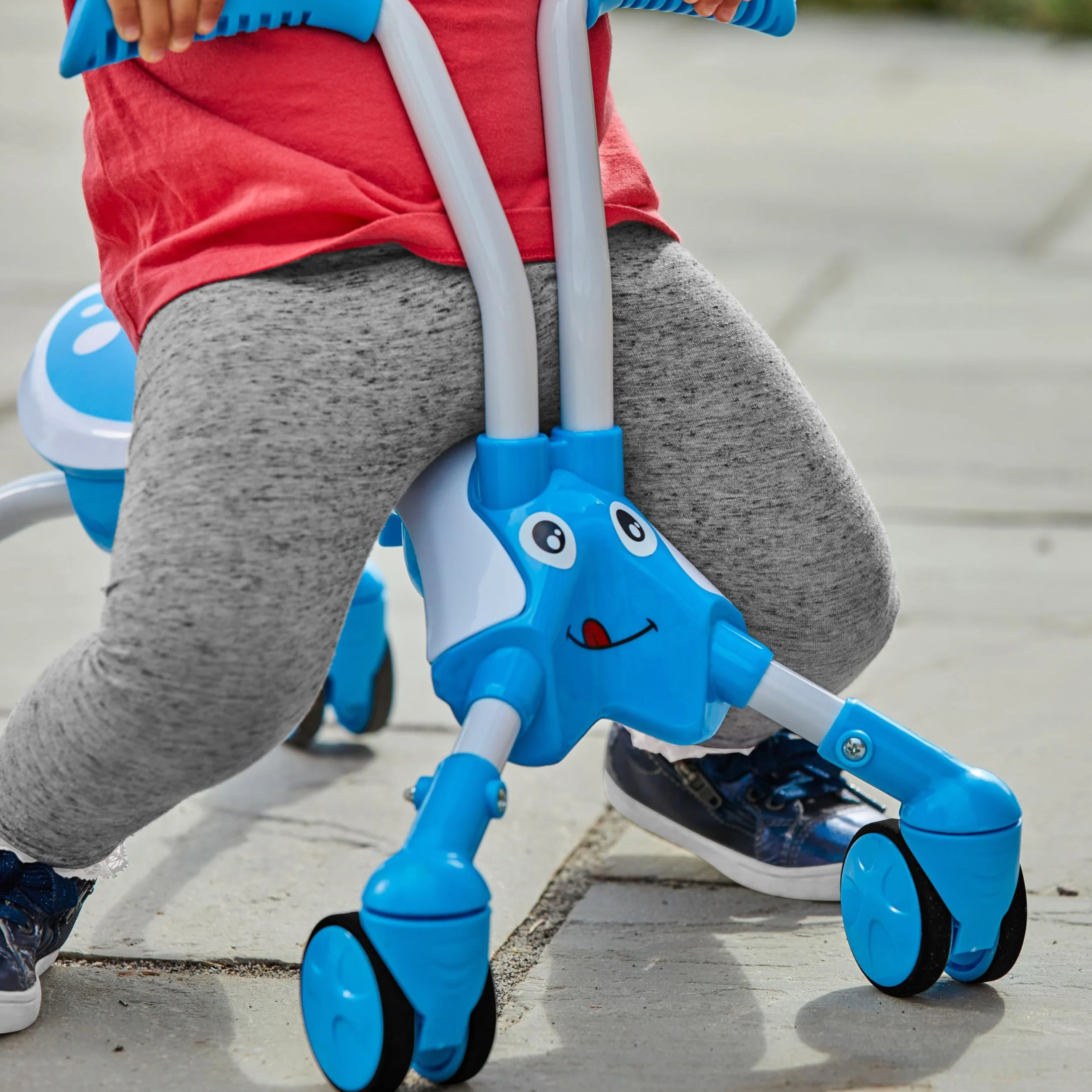 TP Toys Scramblebug Tide 4 koła - suwmiarka składana 360° - ciche kółka odporne na zarysowania - mobilność wewnątrz i na zewnątrz - od 12 miesięcy - niebiesko-biała konstrukcja owadów