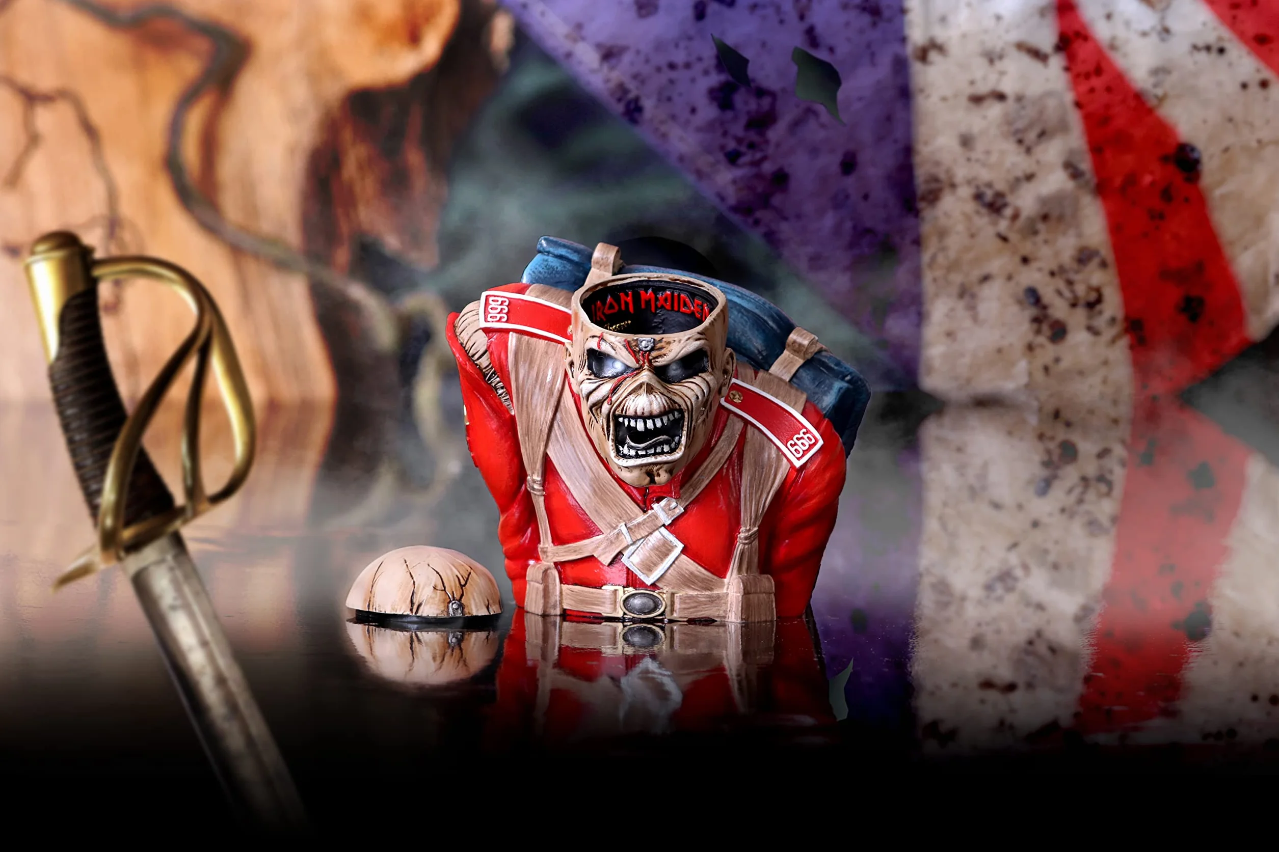 Nemesis Now Oficjalnie licencjonowane pudełko na biust Iron Maiden The Trooper (małe) czerwone, 12 cm