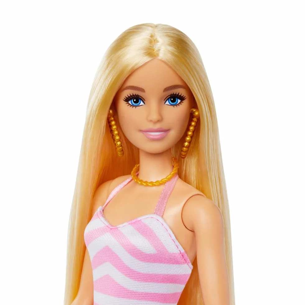 Barbie Dzień na plaży Lalka i akcesoria; lalka blondynka z różowo-białym kostiumem kąpielowym, kapeluszem, torbą i akcesoriami plażowymi HPL73