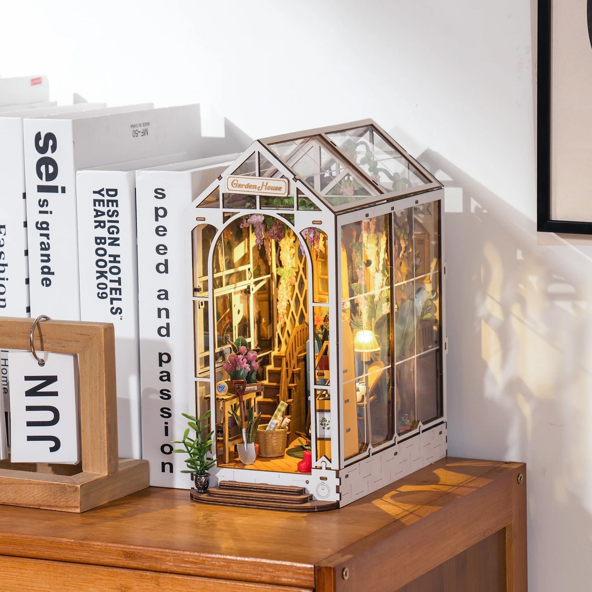 ROBOTIME Book Nook Kit domek ogrodowy ze światłami LED, zestaw do samodzielnego wykonania miniaturowy domek dla lalek 3D, drewniane puzzle, Booknook, półka na książki, dekoracja, prezent