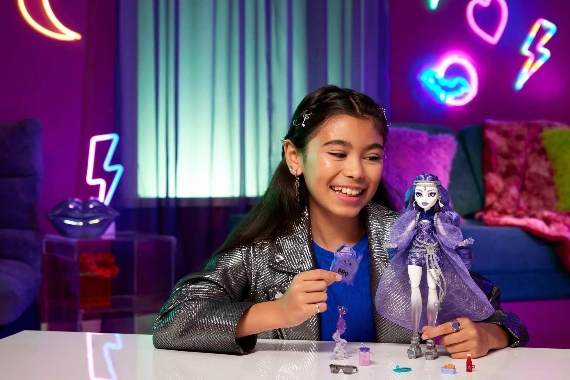 Monster High Spectra Vondergeist Lalka + zwierzątko Rhuen oraz akcesoria, takie jak plecak, „tablet” i „przekąski”, HXH77