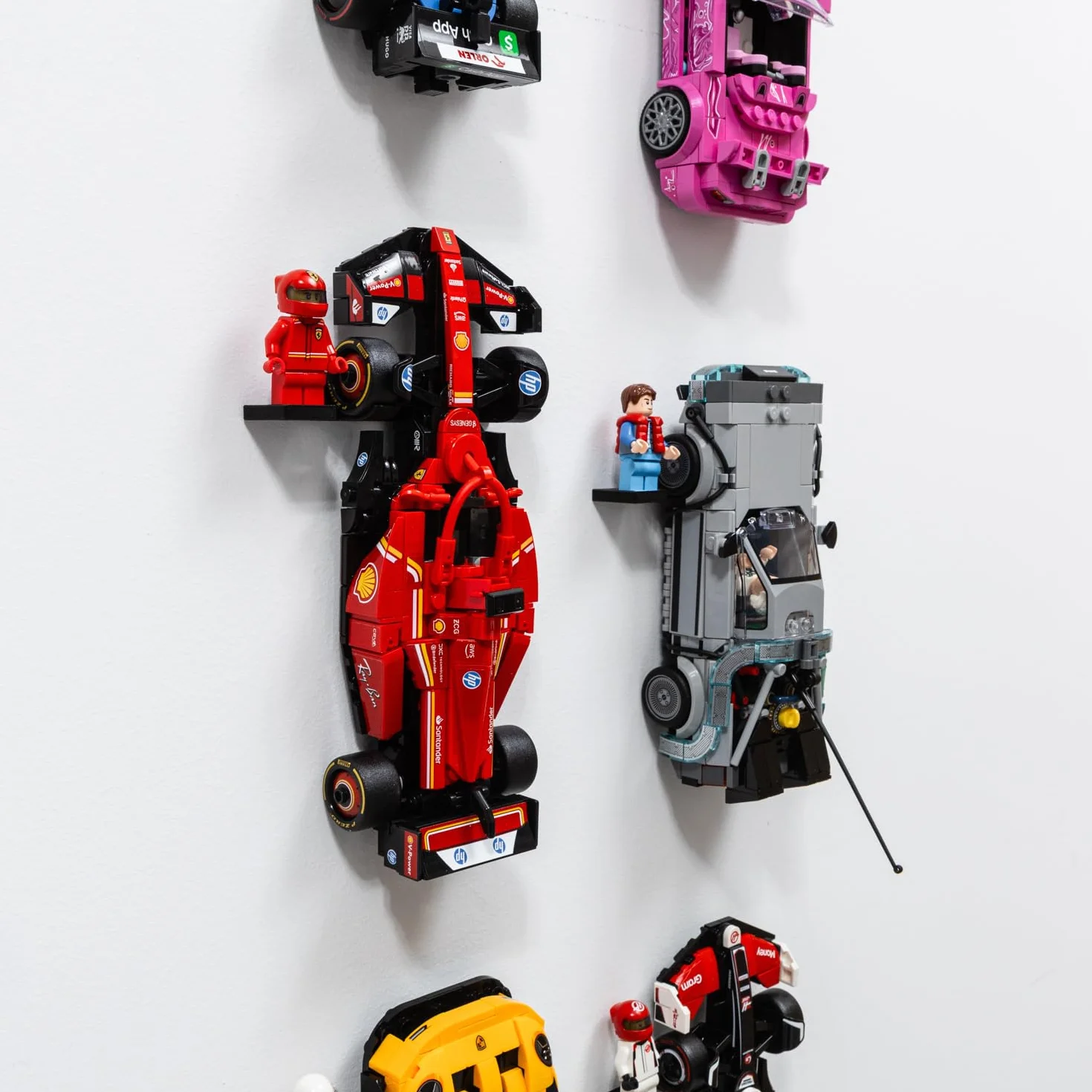 Haczyki do montażu ściennego kompatybilne z LEGO Speed Champions ze stojakami na kierowcę